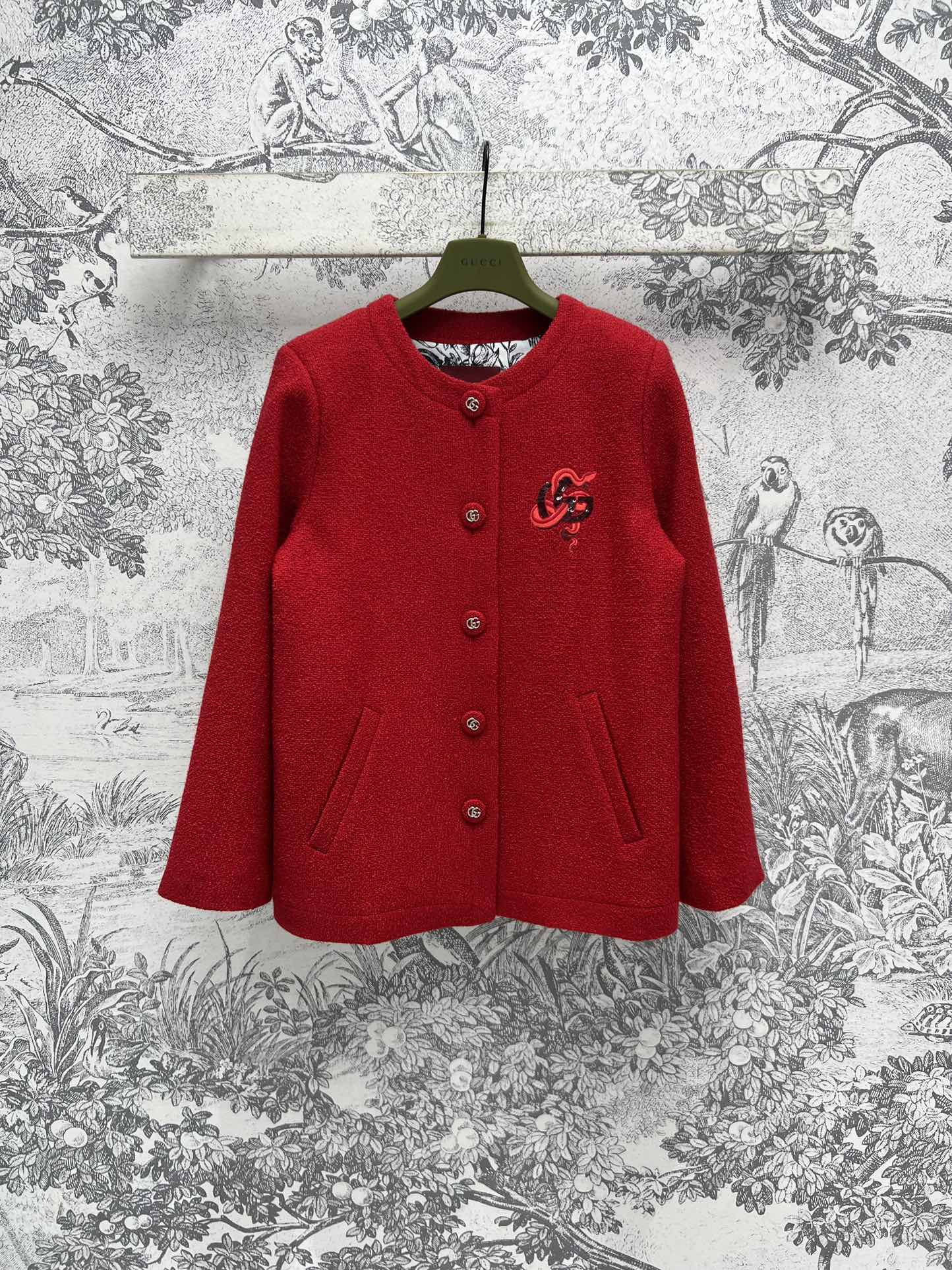 NO:298890,G Home 25 Early Spring New Snake Pattern Logo Red Woolen Jacket With Dot Pad Shoulder Style Does Not Pick People Straight Cut Feelings to Make Slimming, Fully Skinny, Pure Hand-Embroidered Snake Logo Pattern Retro Floral Pattern Lining, Texture Is Not Sayable, Full of Luxury Style, One Color Three Codes SML, Gucci, Jackets & Coats, Alexander Wang19860909G家 25早春新款 蛇图案logo红色毛呢外套 带点垫肩款版型不会挑人直筒剪裁遮肉显瘦 实穿性满分 显得精神利落 纯手工刺绣蛇logo图案 里面复古花卉图案内衬 质感没得说 满满奢华风 一色三码 SML,,gucci,jackets & coats,alexander wang,Women's clothing