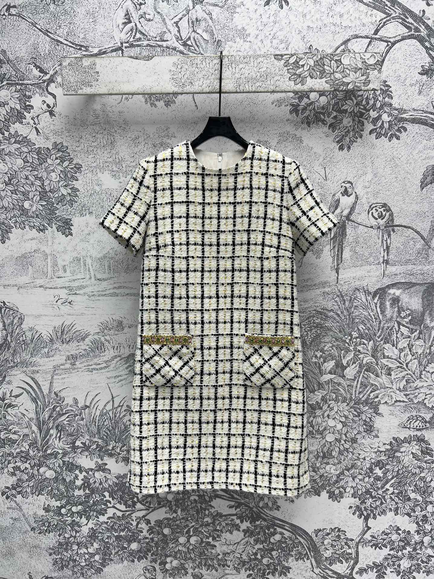 NO:298880,New early spring style plaid tweed short-sleeved dress Round neck short-sleeved slim fit classic double pocket decoration Pure hand-woven edging technology Contains golden tweed fabric High-quality details with textured upper body temperament, also known as lady in the inner flower jacquard lining, great details One color three codes SML, skirts, T-shirt, alexander wang19860909早春新款 格子粗花呢短袖连衣裙 圆领短袖修身版型 经典双口袋装饰 纯手工编织包边工艺 含有金色的粗花呢面料 自带纹理感的高级细节 上身气质又名媛淑女 里面花朵提花内衬 细节做工很赞 一色三码 SML,,skirts,T-shirt,alexander wang,Women's clothing