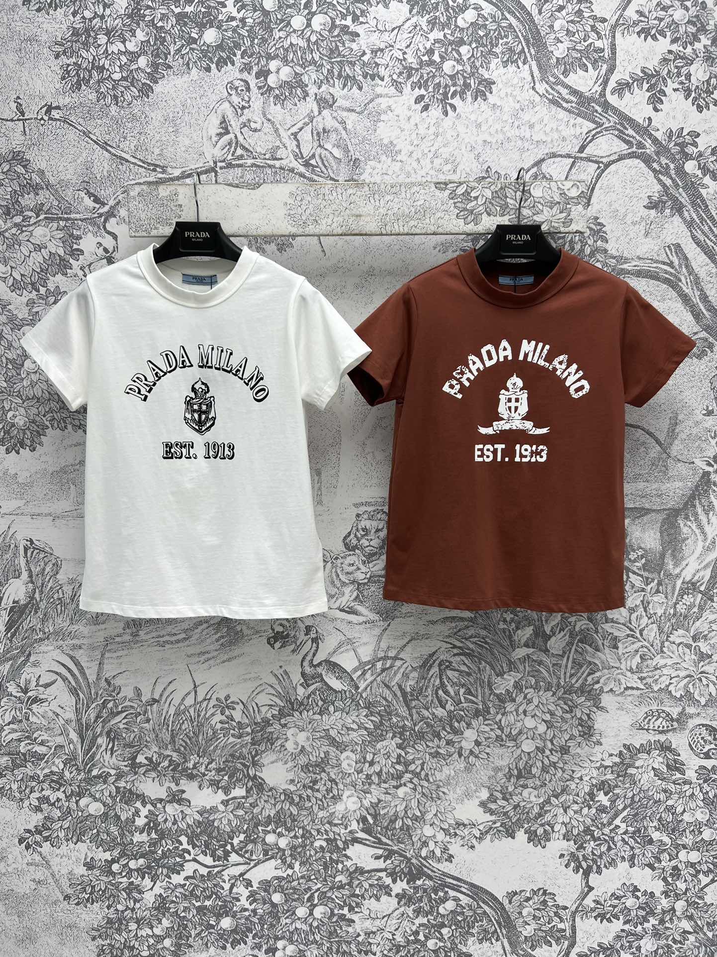 NO:298860,PD Home 25 Early Spring New Style Contrast Logo Printed Short-Sleeve T-shirt Super versatile and practical wear Everyday matches are beautiful in single wear, exquisite and cool and stylish, high-grade pure cotton material, comfortable and breathable, one color three codes SML,,dior,T-shirt,tees,t-shirt,alexander wang19860909PD家 25早春新款 撞色logo印花短袖T恤 超级百搭实穿 日常的搭配单穿都好看 精致又酷帅有型 高克数纯棉料 质感舒适透气 一色三码 SML,,dior,T-shirt,tees，t-shirt,alexander wang,Women's clothing