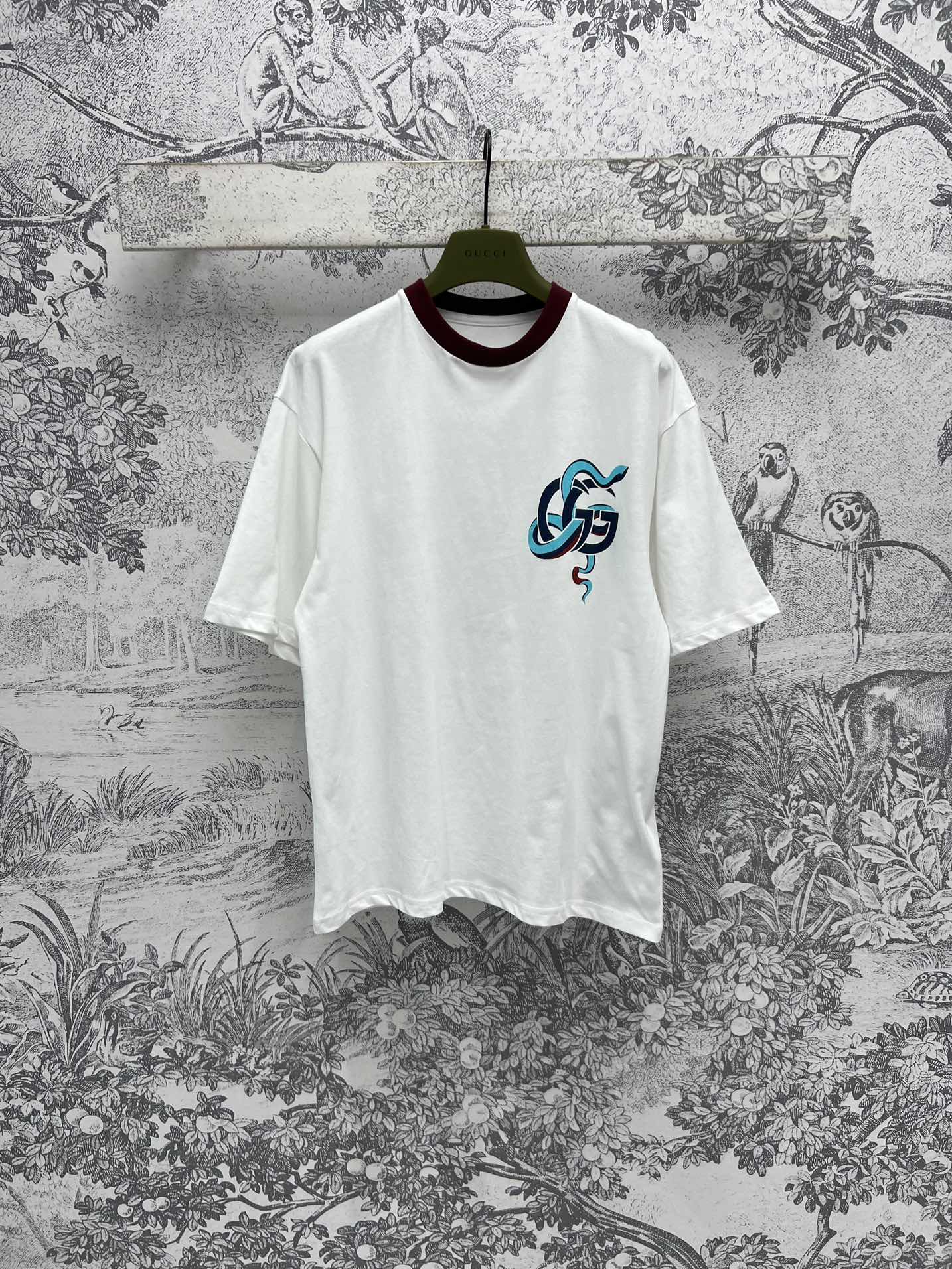 NO:298850,G Home 25 early spring new Snake logo short-sleeved T-shirt exquisite and loose style Setting off the tall figure Imported fabric texture soft and delicate and comfortable Snake logo print embellishment low-key luxury, age-reducing girl's age! A must-have artifact for white and rich beauty! The classic style is versatile and not picky. Highly recommended casual temperament items. Workmanship quality depends on details. One color and three codes SML, gucci, T-shirt, tees, t-shirt, alexander wang19860909G家 25早春新款 蛇logo短袖T恤 精致宽松版型 衬托高挑身材进口面料质感柔软细腻舒适 蛇logo印花图案点缀低调奢华 减龄少女时代!白富美必备神器!经典版型百搭不挑人 强烈推荐休闲气质单品 做工品质看细节 一色三码 SML,,gucci,T-shirt,tees，t-shirt,alexander wang,Women's clothing