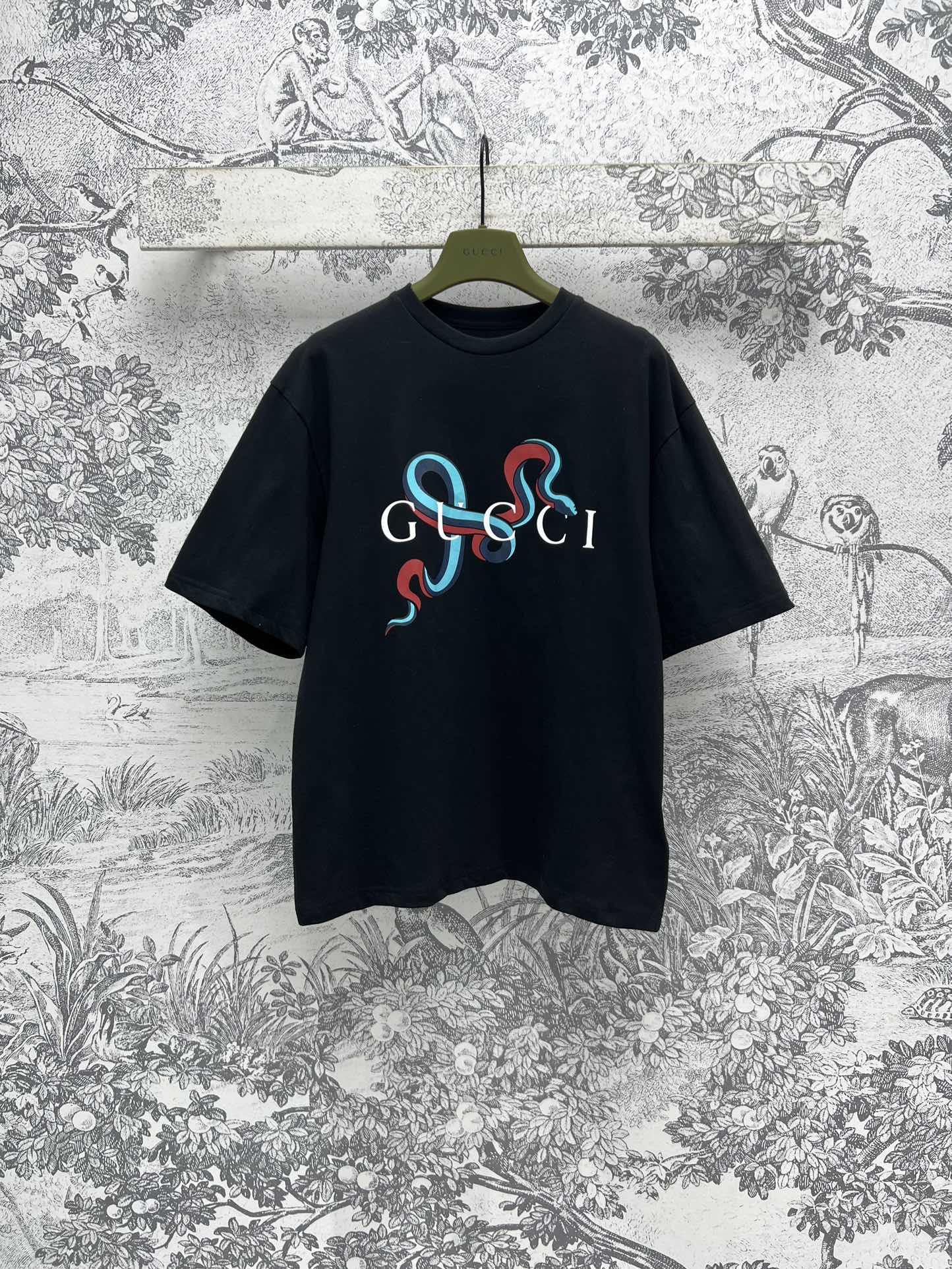 NO:298889,G Home 25 Early Spring New Zodiac Snake Print Short-sleeved T-shirts for Men and Women Loose and Casual Evergrande T-shirts for Men and Women The front is decorated with Zodiac Snake letters and fashionable and high-end Loose style is not picky about people's upper body and makes people look slim. Daily casual temperament items Imported pure cotton fabric One color and three codes SML, gucci, T-shirt, tees, t-shirt, alexander wang19860909G家 25早春新款 生肖蛇印花短袖T恤 男女同款宽松休闲百搭T恤 正面饰以生肖蛇字母图案时髦又高级 宽松版型不挑人上身巨显瘦 日常休闲气质单品 进口纯棉面料 一色三码 SML,,gucci,T-shirt,tees，t-shirt,alexander wang,Women's clothing