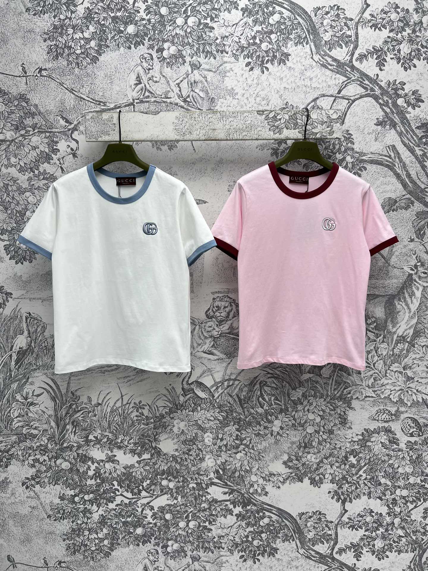 NO:298879,G Home 25 early spring new embroidered logo round neck T-shirt classic brand embroidered letter logo embellishment contrasting color edges fashionable and high-end classic style not picky on people's upper body to make you look slim everyday and versatile casual items can be matched with shorts and skirts. It looks very good in one wear. Two colors and three sizes SML, gucci, skirts, shorts, tees, t-shirt, alexander wang19860909G家 25早春新款 刺绣logo圆领T恤 胸前经典的品牌刺绣字母logo点缀 撞色包边时髦又高级 经典版型不挑人上身巨显瘦 日常百搭休闲单品 可搭配短裤半裙 单穿内搭都很好看 两色三码 SML,,gucci,skirts,shorts,tees，t-shirt,alexander wang,Women's clothing