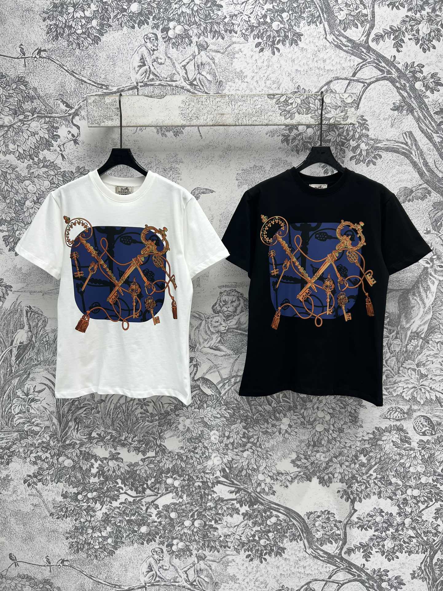 NO:298869,H Home 25 early spring new brand printed pattern short-sleeved T-shirt daily versatile small items Short-sleeved basic version The upper body is refreshing and comfortable Giant brand printed pattern embellishment Casual handsome and fashionable White and rich beauty Must-in-class luxury high-end items Elegant and age-reducing girlish style with shorts Two colors and three codes SML, shorts, T-shirt,tees, t-shirt,alexander wang19860909H家 25早春新款 品牌印花图案短袖T恤 日常百搭小单品 短袖的基础版型 上身清爽又舒适 巨型的品牌印花图案点缀 休闲帅气又时髦 白富美必入 奢华高级单品 搭配小短裤优雅减龄少女风 两色三码 SML,,shorts,T-shirt,tees，t-shirt,alexander wang,Women's clothing