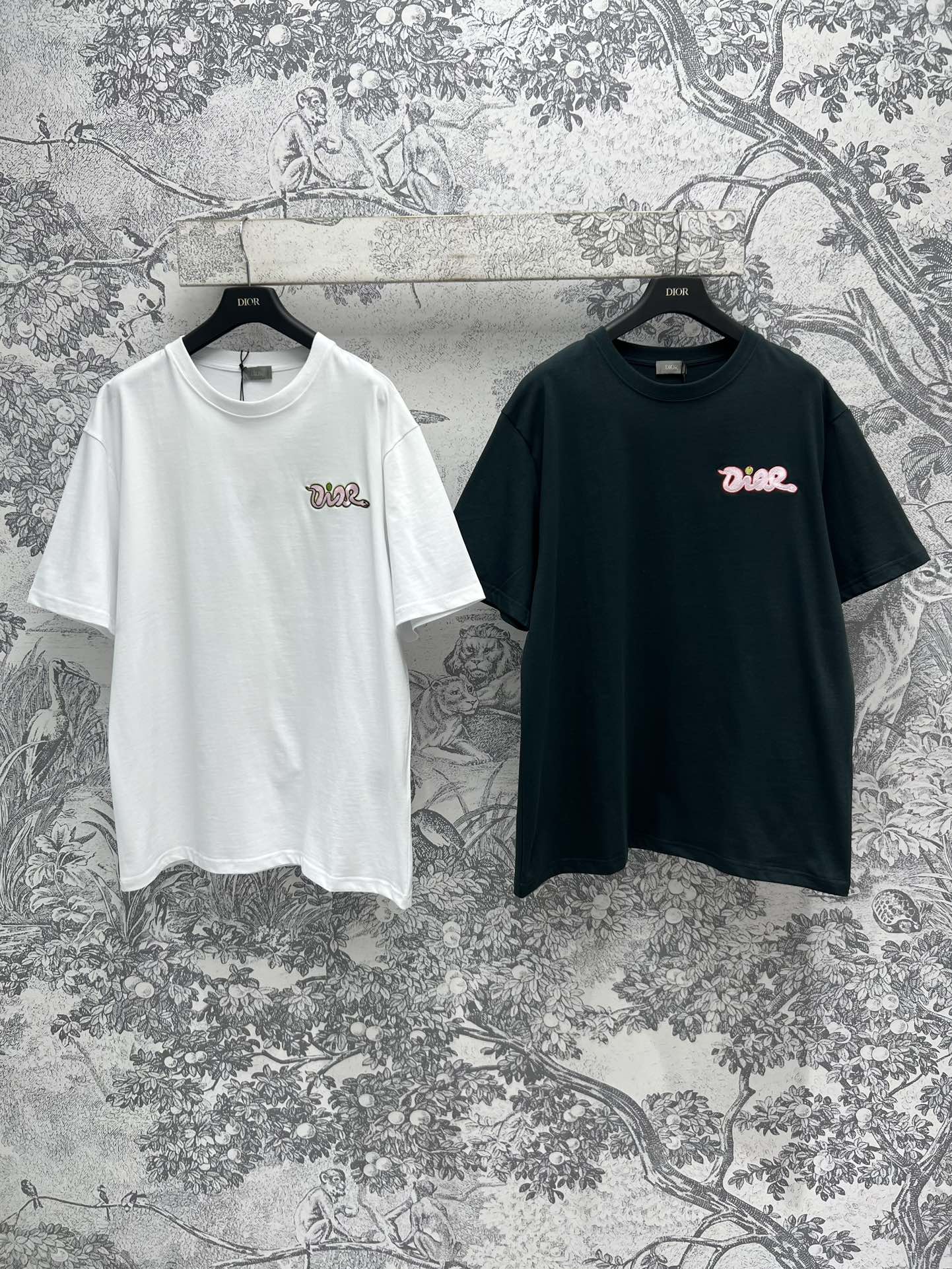 NO:298859,D Home 25 early spring new style embroidered logo casual short-sleeved T-shirt with snake-shaped embroidered logo on the chest low-key and fashionable very design sense. Classic casual T-shirt loose style. versatile and not picky. The upper body looks slim and highlights youthful vitality. A must-have item for summer outfits. The same style for men and women. Two colors and three codes. SML,,dior,T-shirt,tees,t-shirt,alexander wang19860909D家 25早春新款 刺绣logo休闲短袖T恤 胸前蛇形刺绣logo图案 低调又时髦 很有设计感 经典的休闲T恤宽松版型 百搭不挑人 上身显瘦 又凸显青春活力 夏日穿搭必备单品 男女同款 两色三码 SML,,dior,T-shirt,tees，t-shirt,alexander wang,Women's clothing