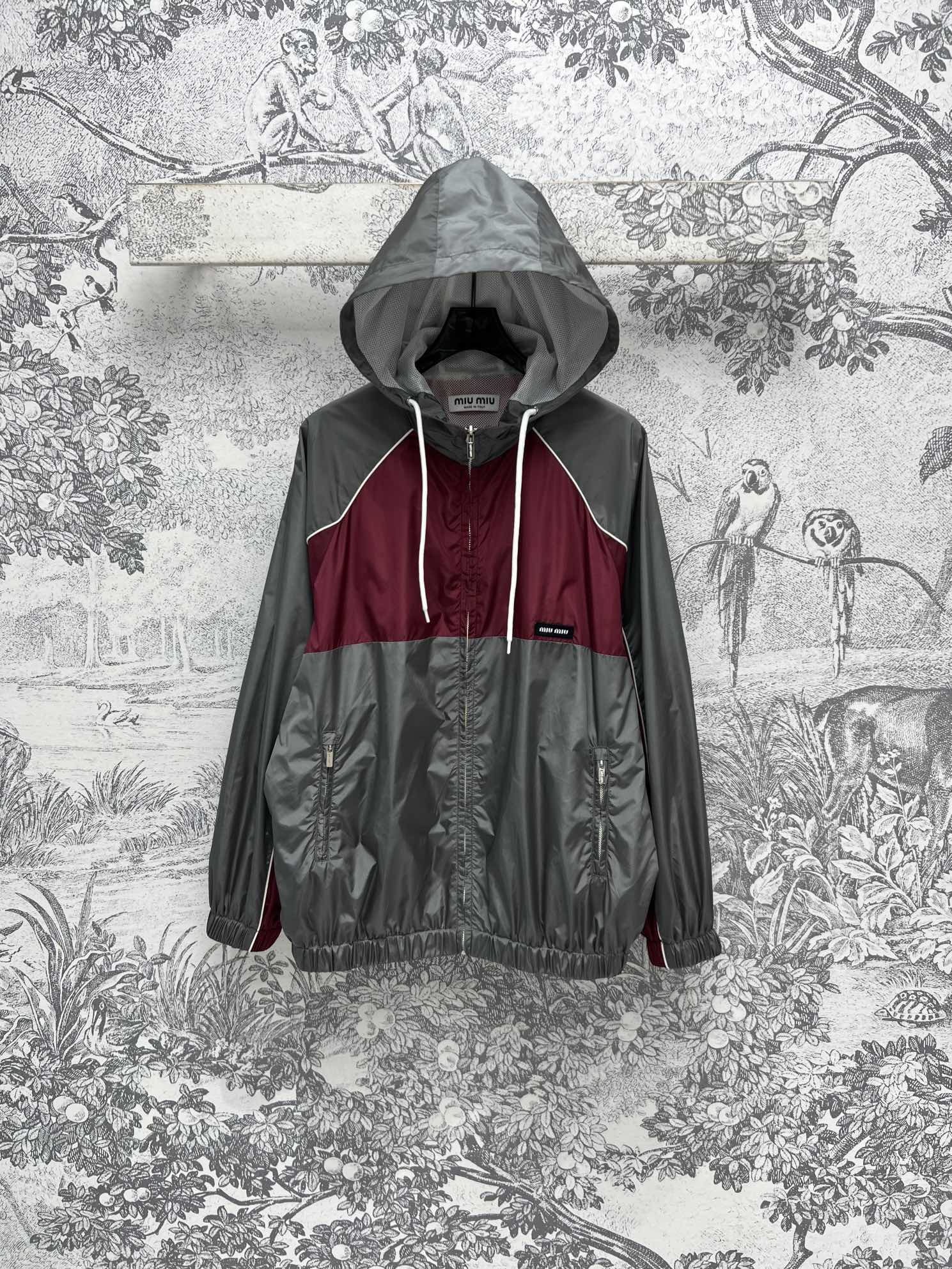 NO:298849,Miu 25 early spring new style, nylon color-blocking jacket, hooded design, contrasting color splicing design, visual slimming, casual and loose style, mesh lining, comfortable and breathable, the upper body is a cool and handsome feeling of age reduction, two colors and three codes, SML,,miumiu, jackets & coats,hats,alexander wang19860909Miu 25早春新款 尼龙拼色外套 连帽设计 衣身撞色拼接设计 视觉显瘦绝绝子 休闲宽松版型 网眼里衬 舒适透气 上身就是酷帅十足的减龄感 两色三码 SML,,miumiu,jackets & coats,hats,alexander wang,Women's clothing