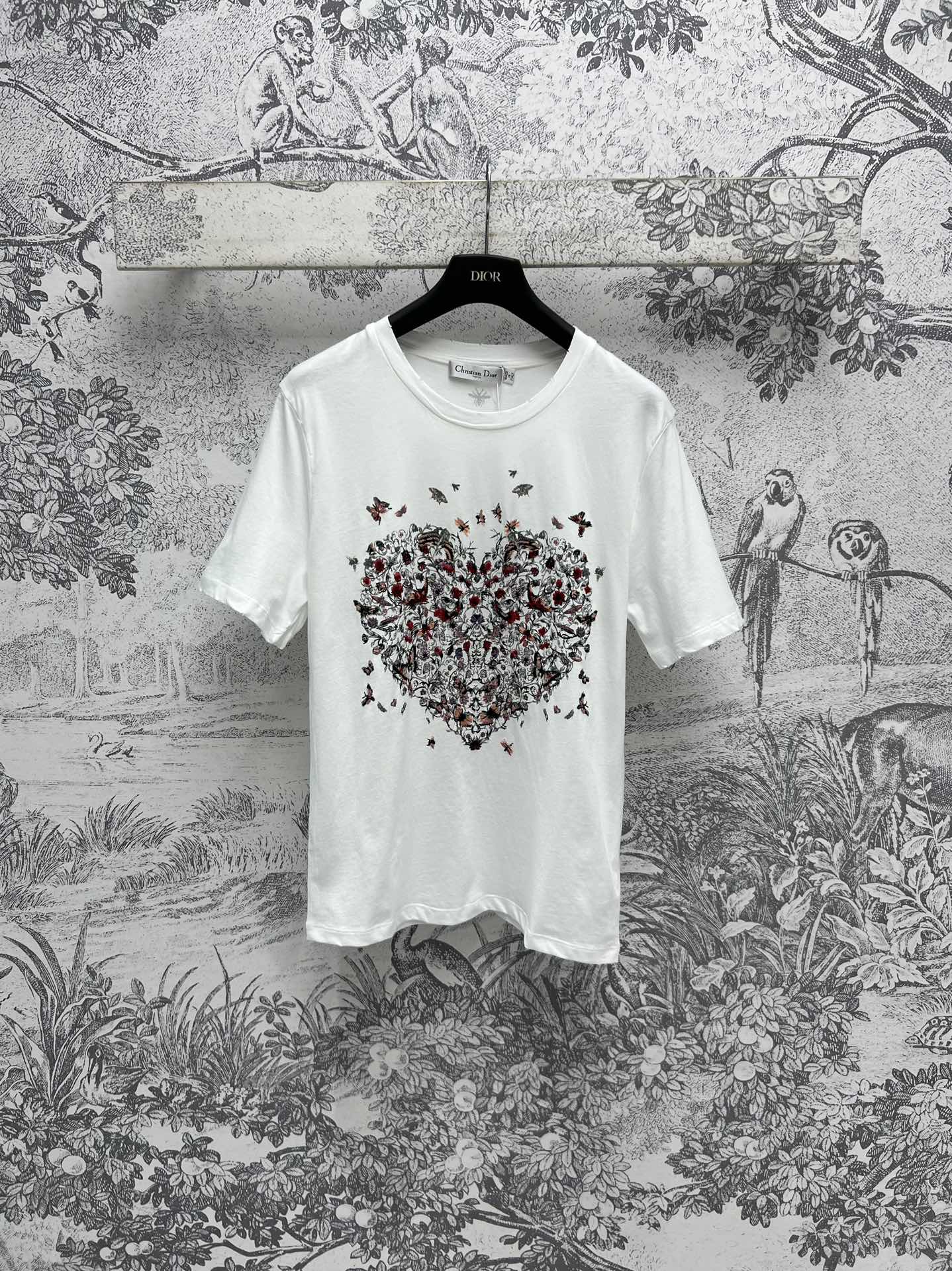 NO:313978,D Home 25 Early Spring New Butterfly Flower Short-Sleeve T-shirt Original Consistent Positioning Butterfly Flower Love Pattern Print Classic Short-Sleeve Style Big and versatile and beautiful Top Body Must-have Products Imported Pure Cotton Fabric Breathable and Comfortable One Color Three Codes SML, Dior, T-shirt, Tees, T-shirt, alexander wang19860909D家 25早春新款 蝴蝶花卉短袖T恤 原版一致定位蝴蝶花卉爱心图案印花 经典的短袖版型 上身巨百搭又好看 日常必备的单品 进口纯棉面料质感透气舒适 一色三码 SML,,dior,T-shirt,tees，t-shirt,alexander wang,Women's clothing