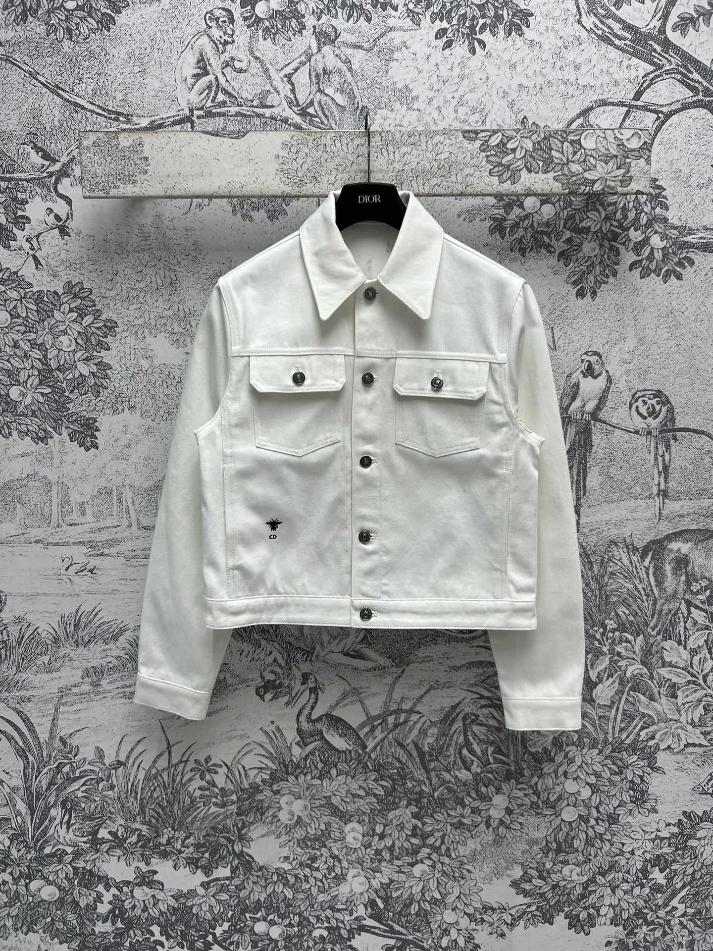 NO:313993,D Home 25 Early Spring New Style, Butterfly Flower Love Denim Jacket on the Back, High-end Customized Denim Fabric, Super Good Stylish, Fresh, Simple and Pleasant, Very Easy to Match Clothes, You can wear a small vest or a short-sleeved sleeve, Very Nice, Small details on the chest are very design-like, Pockets with snap buckles, Safe and practical painting, Red butterfly Flower Pattern on the Back, Everyday High-end, Not Picking People, Eye-catching in a second, Full of Fashionable Three Codes, One Color, SML, Dior, Jackets & Coats, T-shirt, Alexander Wang19860909D家 25早春新款 后背蝴蝶花卉爱心牛仔外套 高级定制的牛仔面料 版型超好 颜色清新简单又耐看 非常好搭配衣服 初春内搭可以穿件小背心或者 是短袖都很奈斯 胸口上的小细节很有设计感口袋也是有带按扣的 画安全实用 后背红色蝴蝶花卉图案日常高级不挑人 一秒的吸睛 时髦感拉满 一色三码 SML,,dior,jackets & coats,T-shirt,alexander wang,Women's clothing