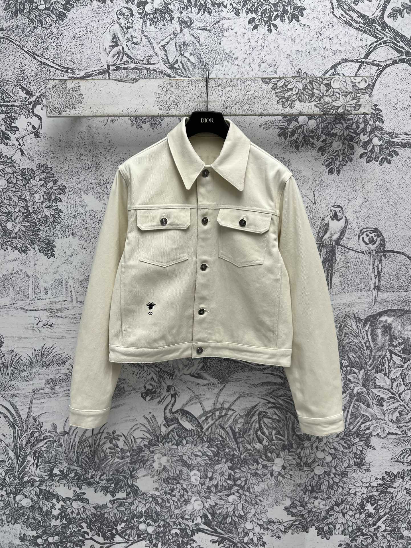 NO:313991,D Home 25 early spring new style, gold-plated printed denim jacket on the back, imported denim fabric with excellent texture, classic small lapel design, short jacket style, handsome and retro and fashionable upper body, custom logo hardware buckle decoration, full of high-end feeling, gold-plated logo print on the back, absolutely detailed, simple and high-end matched with any item, salty or sweet upper body, not picky body, excellent style, easy to show the waist, super long legs, one color, three codes SML,,dior, jackets & coats, jackets & coats, alexander wang19860909D家 25早春新款 后背烫金印花牛仔夹克外套 进口的牛仔面料质感超赞 经典的小翻领设计 短款夹克版型 上身帅气又复古时髦 开模定制logo五金扣饰装饰 高级感满满 后背烫金logo印花图案 细节绝绝子 搭配任何单品都简约高级 上身可盐可甜 不挑身材 版型超赞 轻松显露腰身 超显大长腿 一色三码 SML,,dior,jackets & coats,jackets & coats,alexander wang,Women's clothing