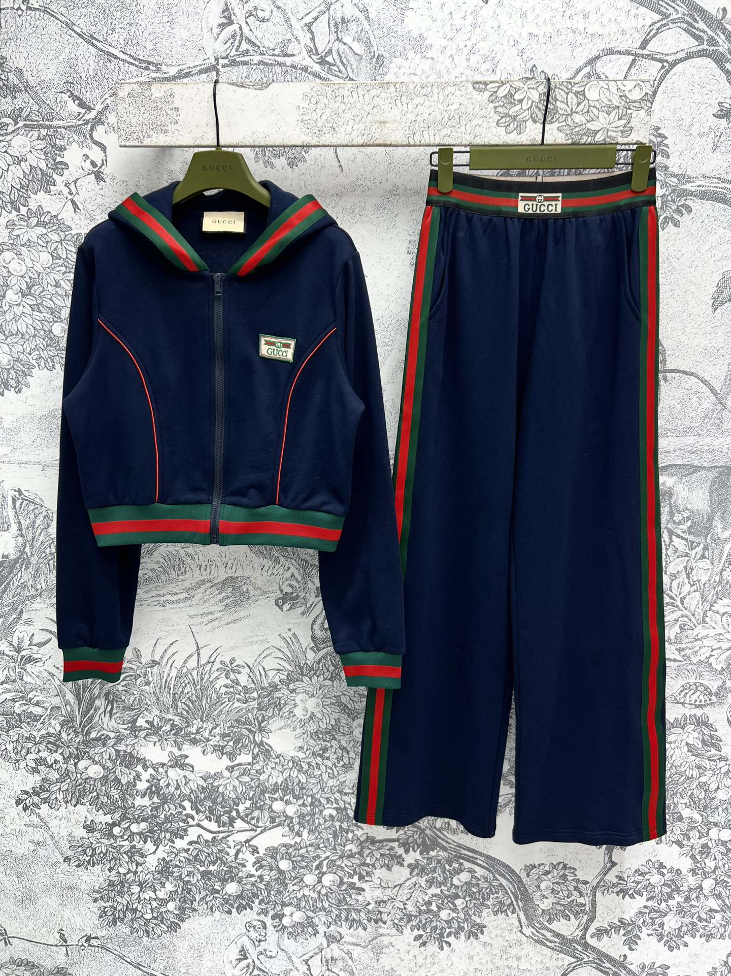 NO:313992,G Home 25 Early Spring New Style Retro Casual Sports Set Hooded Zipper Jacket with High Waist Casual Pants Customized Classic Red and Green Color Bands on Double-sided Customized Classic Red and Green Color Bands Low-key and Eye-catching Fashionable Daily Sports High Street Fashionable Products A set of top body looks slim and handsome and stylish One-color three-code SML, gucci, jackets & coats,hats,alexander wang19860909G家25早春新款 复古休闲运动套装 连帽拉链外套搭配高腰休闲裤 双侧定制的经典红绿拼色织带 低调又吸睛时髦 日常运动高街时髦单品 一套上身显瘦又帅气有型 一色三码 SML,,gucci,jackets & coats,hats,alexander wang,Women's clothing