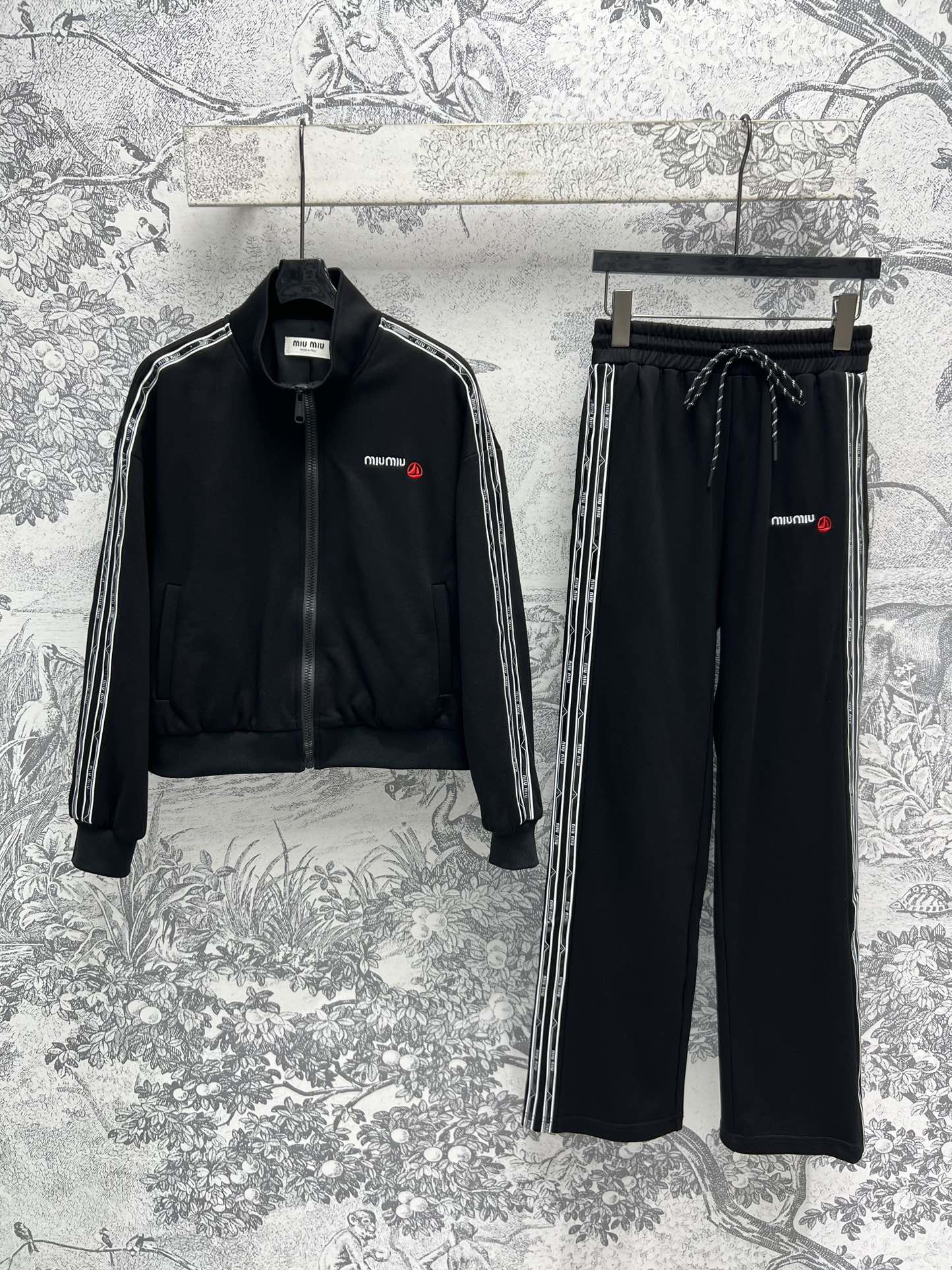 NO:313990,Miu Home 25 early spring new style webbing splicing casual set daily high street items Hooded zipper jacket with elastic casual pants Customized logo letter webbing on both sides Low-key and eye-catching and fashionable Very classic style A set of top-body full of high-end feeling One color three codes SML,,miumiu, jackets & coats,hats,alexander wang19860909Miu家 25早春新款 织带拼接休闲套装 日常高街单品 连帽拉链外套搭配松紧休闲裤 双侧定制的标识字母织带 低调又吸睛时髦 很经典的款式 一套上身高级感满满 一色三码 SML,,miumiu,jackets & coats,hats,alexander wang,Women's clothing