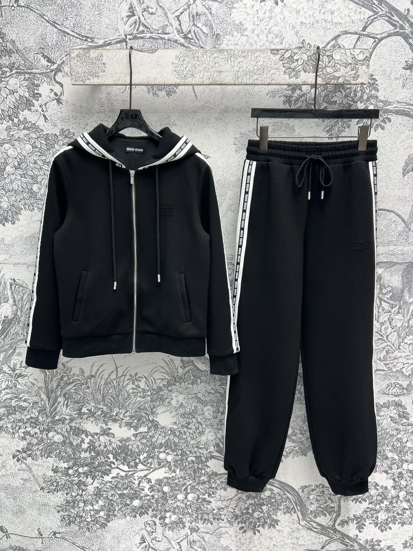 NO:313996,Miu Home 25 Early Spring New Style Lazy Style Set Everyday Casual Sports Hoodie with High-Waist Ties A set of American-style lazy sports style with upper body cool and cool and handsome, not picky, the bilateral letter webbing is easy to attract attention, versatile and not picky, the upper body is particularly hiding and slimming, a must-have item for daily wear, one color, three codes SML, miumiu, hoodie, sweatshirts, hats, alexander wang19860909Miu家 25早春新款 懒人范套装 日常休闲运动都兼可 连帽拉链卫衣搭配高腰束脚裤 一套上身美式的慵懒运动风 酷帅酷帅还不挑人 双侧的字母织带拼接轻松吸睛 百搭不挑人 版型上身特别遮肉显瘦 日常穿搭必备小单品 一色三码 SML,,miumiu,hoodie,sweatshirts,hats,alexander wang,Women's clothing