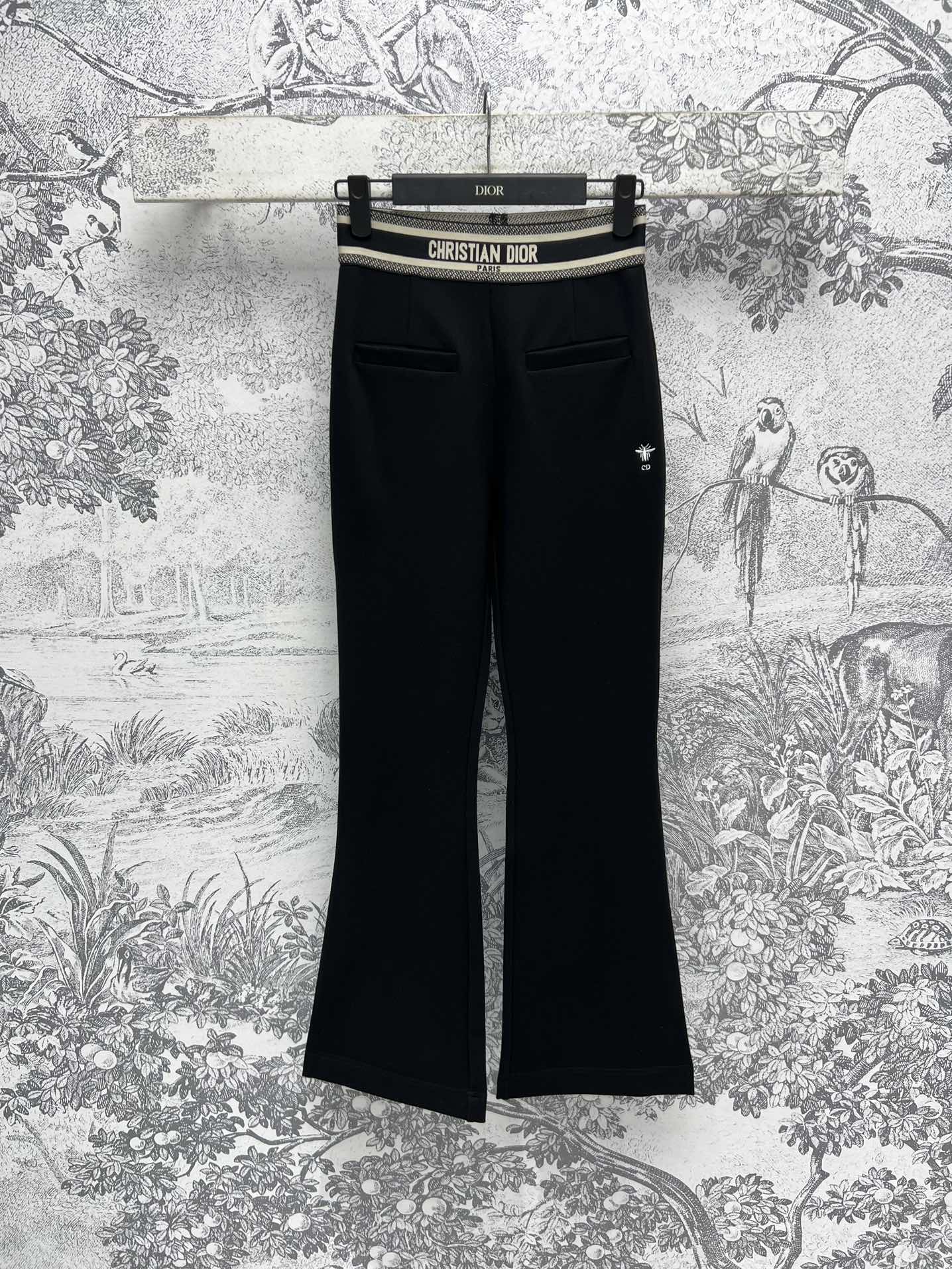 NO:314000,D Home 25 early spring new style high-waisted bell-bottom pants. The retro-like bell-bottom pants are simply love. The waist webbing logo embellishes. The bell-bottom pants are slim and black. The temperament is feminine casually. The fabric is soft and the upper body is age-reducing and temperament. It makes the legs look taller and longer. Three sizes of one color SML, dior, alexander wang19860909D家 25早春新款 高腰喇叭裤 复古感觉的喇叭裤简直是超爱 腰间织带Logo点缀 喇叭裤型 加上黑色显瘦 气质女人味随意的展现出来 面料亲肤柔软 上身减龄又气质 显高显腿长绝绝子 一色三码 SML,,dior,alexander wang,Women's clothing