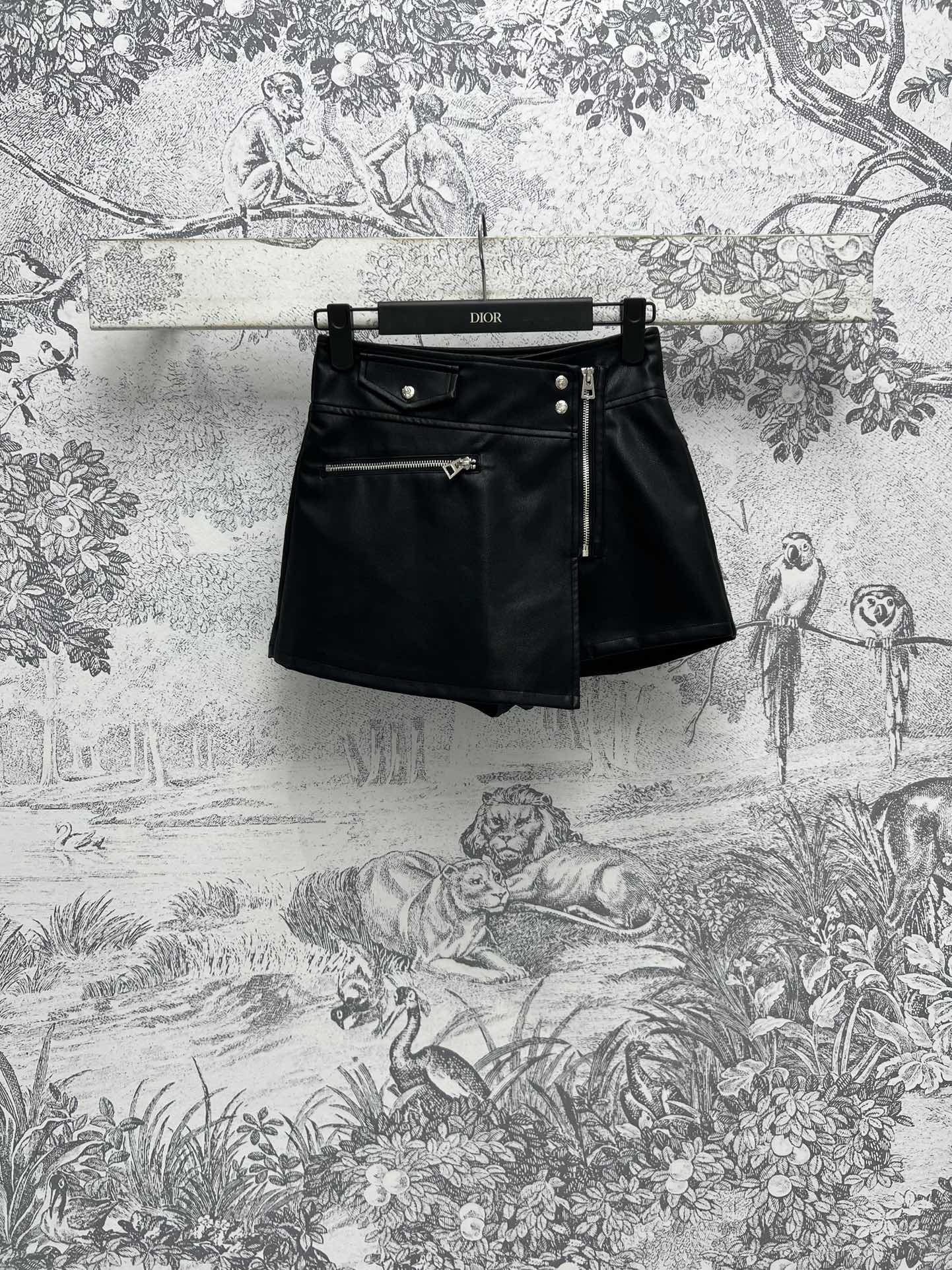 NO:314006,D Home 25 Early Spring New Style High-waist A-line Leather Pants With a zipper design, cool and cool, High-waist A-line Style, upper body covers flesh and looks slimming, easy to grasp the cool and cool feeling of the lady, practical and versatile, full of styling, showing a unique charm, with a retro feel, super cute, popular items, one color, three codes, SML, dior, alexander wang19860909D家 25早春新款 高腰A字皮裤 搭片拉链设计又拽又酷 高腰A字版型 上身遮肉显瘦 轻松拿捏酷飒御姐感 实穿百搭 造型感十足展现别样魅力 本身带有复古感 超级惹人爱 人气必入单品 一色三码 SML,,dior,alexander wang,Women's clothing