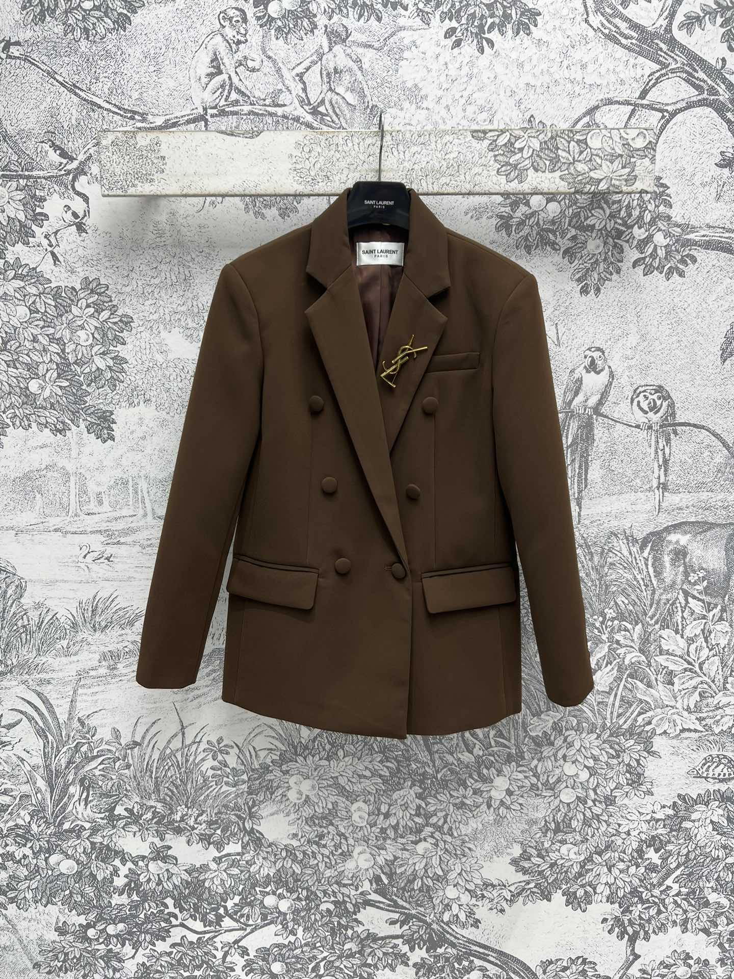 NO:314018,SLP Home 25 Early Spring New Brooch Suit Jacket Brown is really high-end Brown, Minimum Insurance and outfits are very exquisite, Shoulder pad design perfectly creates a head-shoulder ratio, simple and atmospheric, crisp and stylish, just right in length, a hip-covered skirt inside, super cool and saucy, with letter brooch embellishment, low-key and high-end show brand charm, one color and three codes SML, loro piano, skirts, jackets & coats, business suit, brooch, breastpin, alexander wang19860909SLP家 25早春新款 棕色胸针西装外套 棕色真的很高级 低保和穿搭巨显精致 垫肩设计 完美打造头肩比 简约又大气 挺括有型 长度也刚刚好 里面搭个包臀裙超级显御姐气质 可酷可飒 配有字母胸针点缀 低调高级彰显品牌魅力 一色三码 SML,,loro piana,skirts,jackets & coats,business suit,brooch，breastpin,alexander wang,Women's clothing