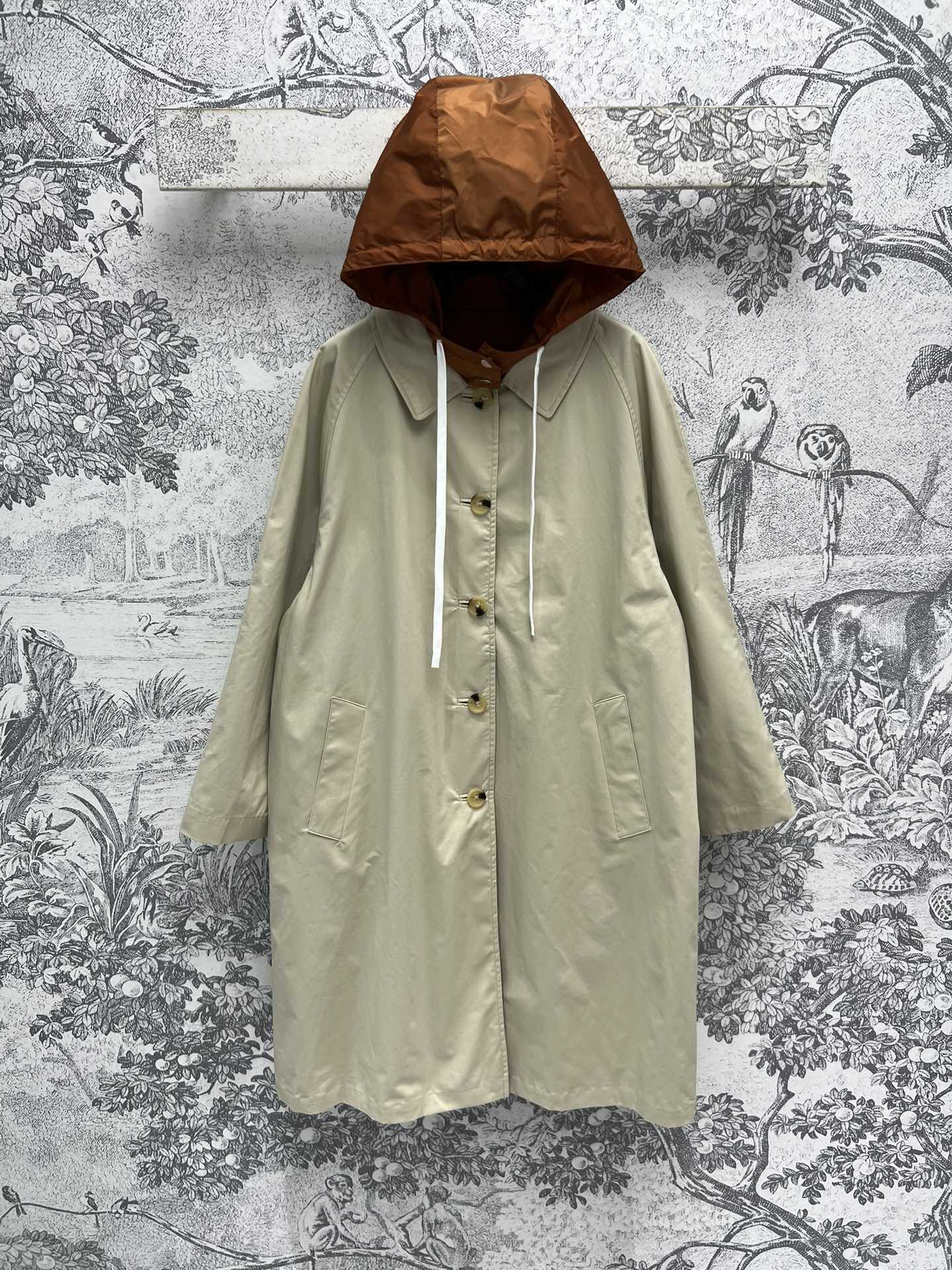 NO:314024,New early spring style, double-sided hooded long windbreaker jacket, one side khaki contrast hooded design, the other side solid color design, the upper body reduces age and is handsome, a must-have item for daily casual sports, double-sided wear of jacket, any combination is a plus for fashionable, two-color three-code SML,, jackets & coats,hats,alexander wang19860909早春新款 双面穿连帽长款风衣外套 一面卡其色撞色连帽设计 一面纯色设计 上身减龄又帅气 日常休闲运动的必备单品 外套双面穿法哦 任意搭配都是时髦加分 两色三码 SML,,jackets & coats,hats,alexander wang,Women's clothing