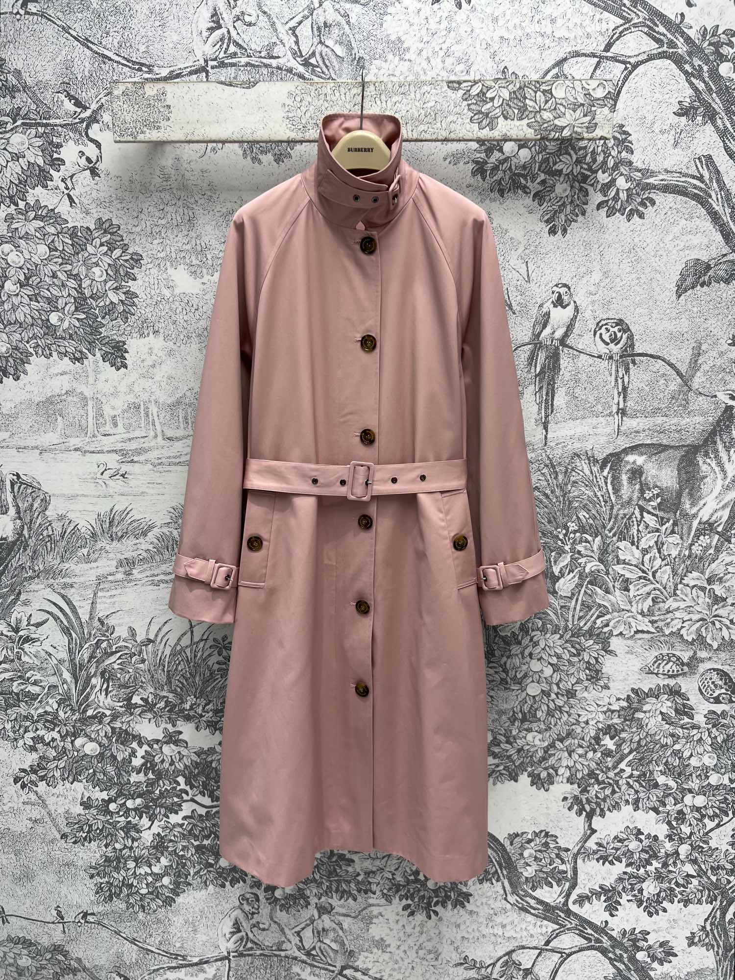 NO:314007,B home 25 early spring new pink stand-up collar long windbreaker, the upper body is super cool and huge, the aura is very cool, the custom logo is single-breasted decoration, it can be sweet and cool, the super inclusive figure, casual with a hint of fashionable feeling, neat and generous, get fashionable outfit in one second, double-breasted embellishment, cuff functional buckle interprets a cool and handsome style, equipped with a cloth belt waistband, embellishment, easy to have a golden proportion body, a must-have item for daily casual street photography, one color three codes SML, gold, alexander wang19860909B家 25早春新款 粉色立领长款风衣 上身超飒巨显气场 定制logo单排扣装饰 穿上可甜可飒 超包容身材 休闲中带有一丝时髦感 利落大方 一秒get时髦穿搭 双排扣点缀 袖口机能扣演绎酷帅个性风格 配有本布腰带收腰 点缀 轻松拥有黄金比例身材 日常休闲街拍必备单品 一色三码 SML,,gold,alexander wang,Women's clothing