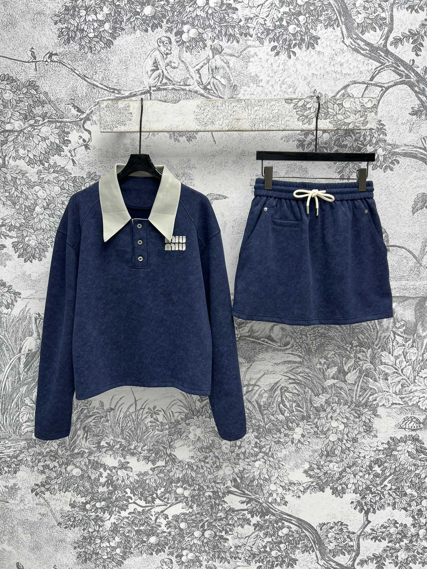 NO:314019,Miu 25 early spring new blue skirt suit blue super white and fashionable simple and high-end girlish POLO collar sweatshirt with short skirt perfectly divided body proportions easily wear youthful and energetic girlishness. The fabric is super good and not easy to pleat. The embroidered letters on the chest are embroidered. The casual and sports are very ness. One color three codes SML,,miumiu,hoodie,sweatshirts,skirts,alexander wang19860909Miu 25早春新款 蓝色半身裙套装 蓝色超级显白时髦 简约高级满满的少女感POLO领卫衣搭配短裙 上身完美分割身材比例 轻松穿出青春活力的少女感 面料超赞不易炸褶 胸前刺绣字母Logo点缀 休闲运动都很奈斯 一色三码 SML,,miumiu,hoodie,sweatshirts,skirts,alexander wang,Women's clothing