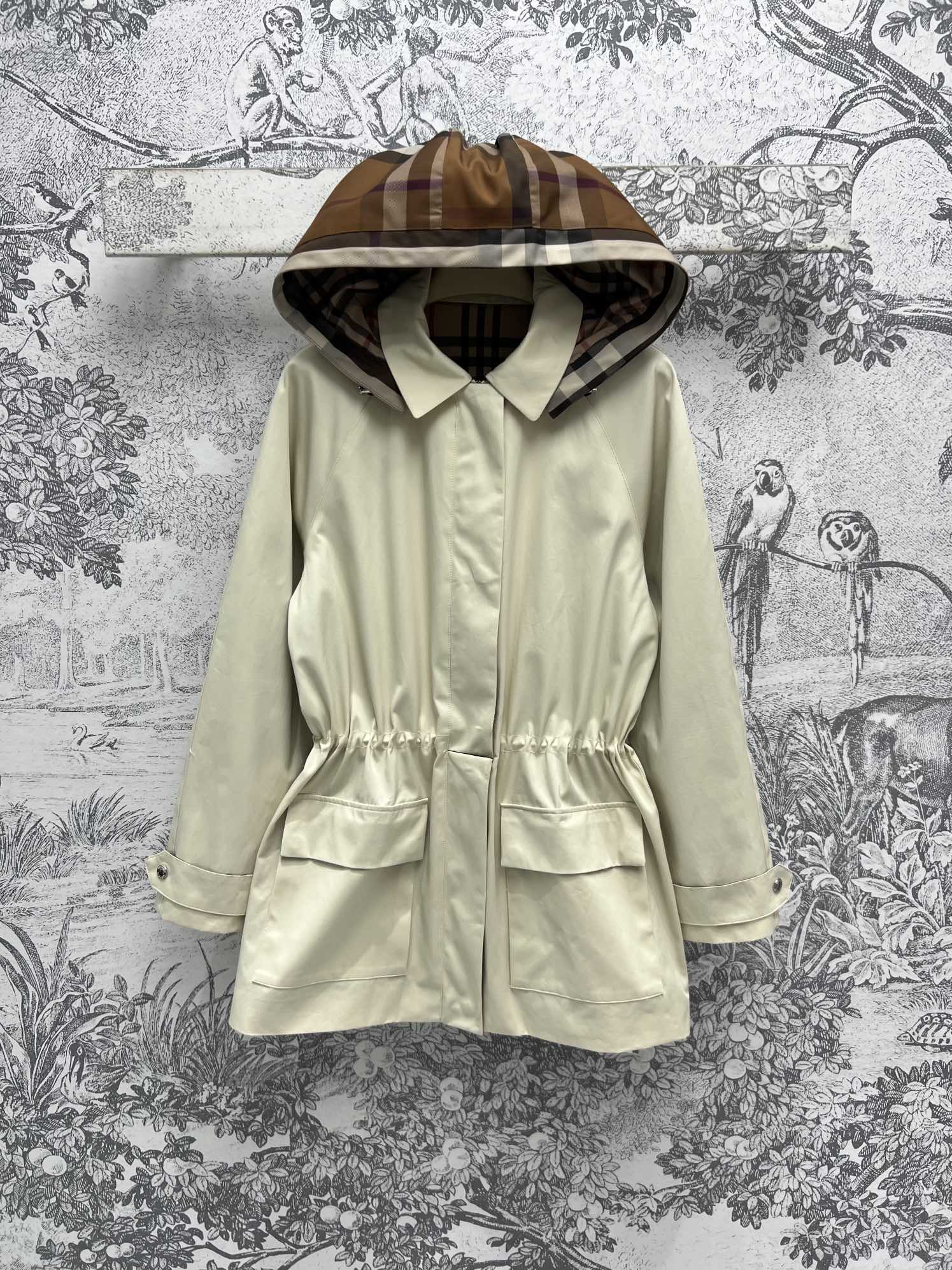 NO:314013,B home 25 early spring new style plaid hooded waist windbreaker jacket, classic plaid elements that you can never get tired of looking at. The upper body is age-reducing and fashionable. Hooded waist pocket jacket can adjust the elastic waist. The lining is a classic plaid lining. The upper body is versatile and not picky. Any body shape can be easily controlled. The texture is comfortable and stylish. One color and three codes SML,, jackets & coats,hats,alexander wang19860909B家 25早春新款 格纹连帽收腰风衣外套 百看不厌的经典格纹元素 上身减龄又少女时髦 连帽收腰口袋外套 可以调节松紧腰身 里布是经典格纹内衬 版型上身百搭不挑人 任何身型都可轻松驾驭 质感舒适有型 一色三码 SML,,jackets & coats,hats,alexander wang,Women's clothing