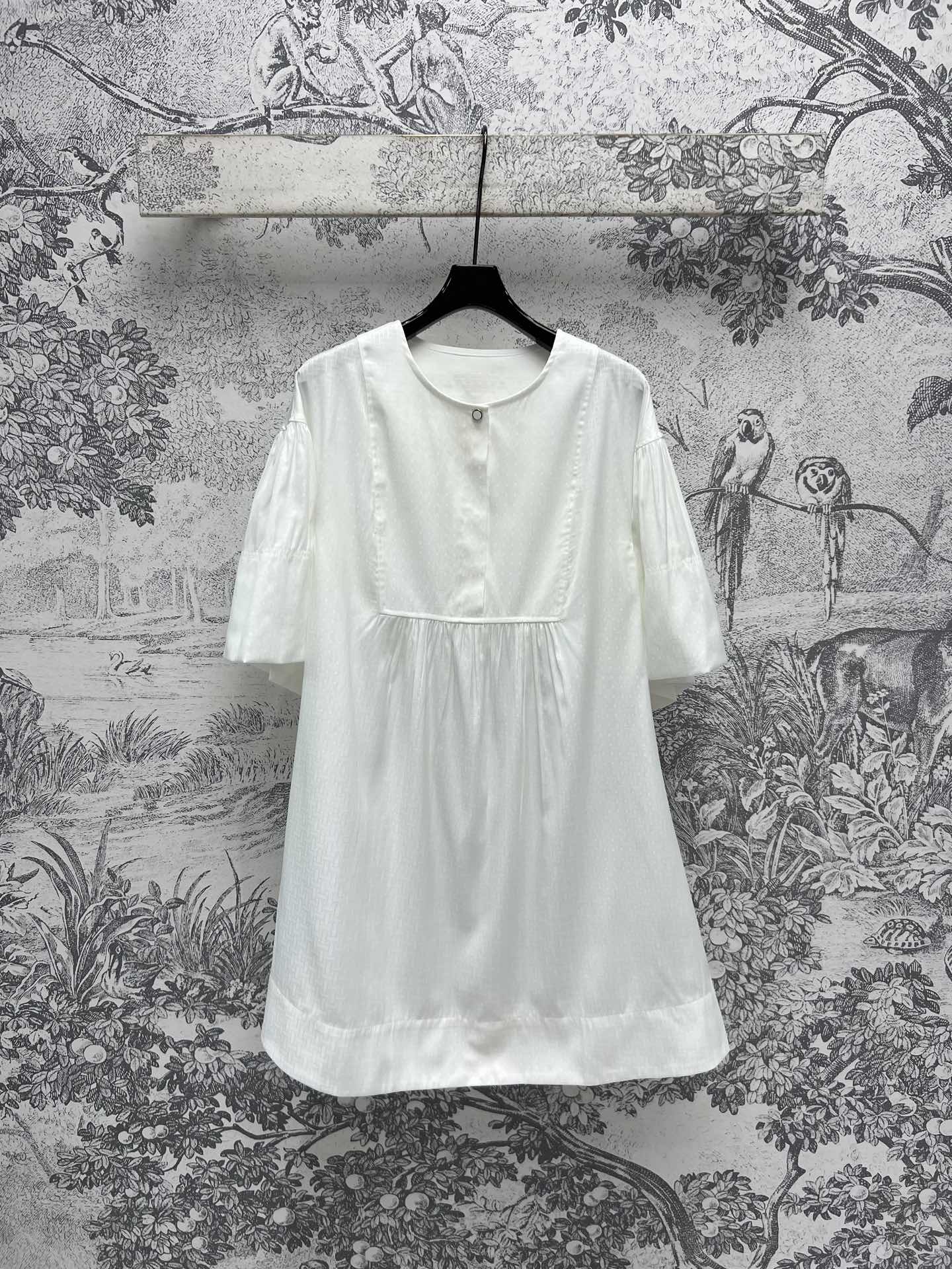 NO:313988,New early spring style flared sleeved dress, gentle as water, light fairy style, jacquard fabric is excellent in breathability and moisture absorption, extremely comfortable, round neck half-breasted design, overall quiet and elegant, atmospheric, French elegant, capable, independent and neat feeling, two colors and three codes, SML, skirts, alexander wang19860909早春新款 喇叭形袖连衣裙 温柔如水 轻盈仙女范儿 提花面料透气性和吸湿性都极好 极度舒适 圆领半排扣设计 整体清静淡雅 大气 上身就是法式优雅干练独立利落感 两色三码 SML,,skirts,alexander wang,Women's clothing