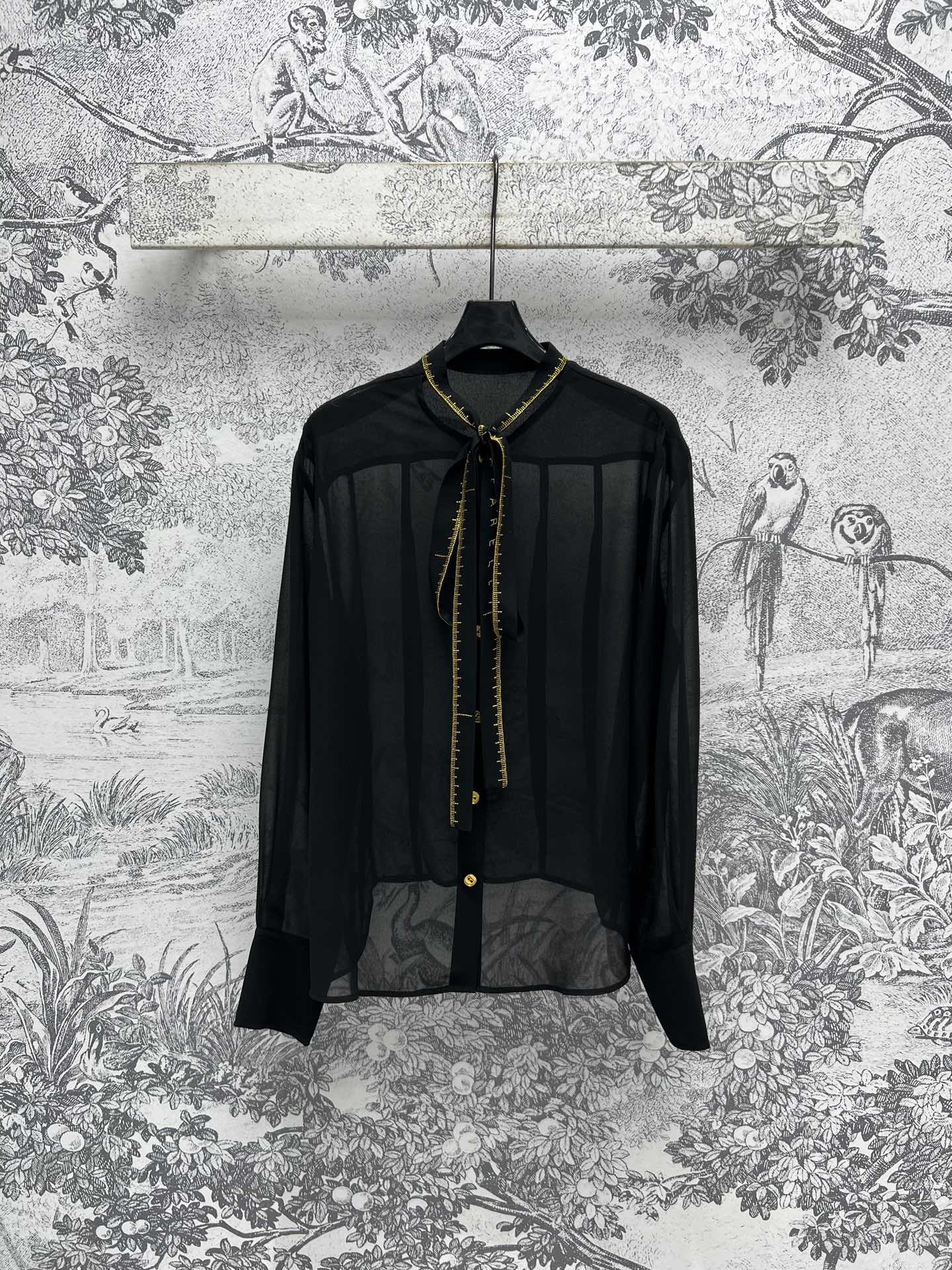 NO:313986,New early spring style, scale embroidered streamer tied shirt, do not miss the ingenious thoughts in the details, unique neckline, gentle temperament, double the noble temperament, immediately grasp the neckline, tie bow, lit up, custom gold buckle decoration, design characteristics, fashionable and versatile, gentle and elegant, you won’t make any mistakes no matter how you wear it, two colors and three codes SML,,shirts,alexander wang19860909早春新款 刻度刺绣飘带系节衬衫 不放过细节处的巧思 别致领口 温婉气质翻倍 矜贵气韵立马拿捏 领口可系带蝴蝶结 点亮造型 定制金扣装饰 有设计特点又时髦百搭 温柔有气质 怎么穿都不会出错 两色三码 SML,,shirts,alexander wang,Women's clothing