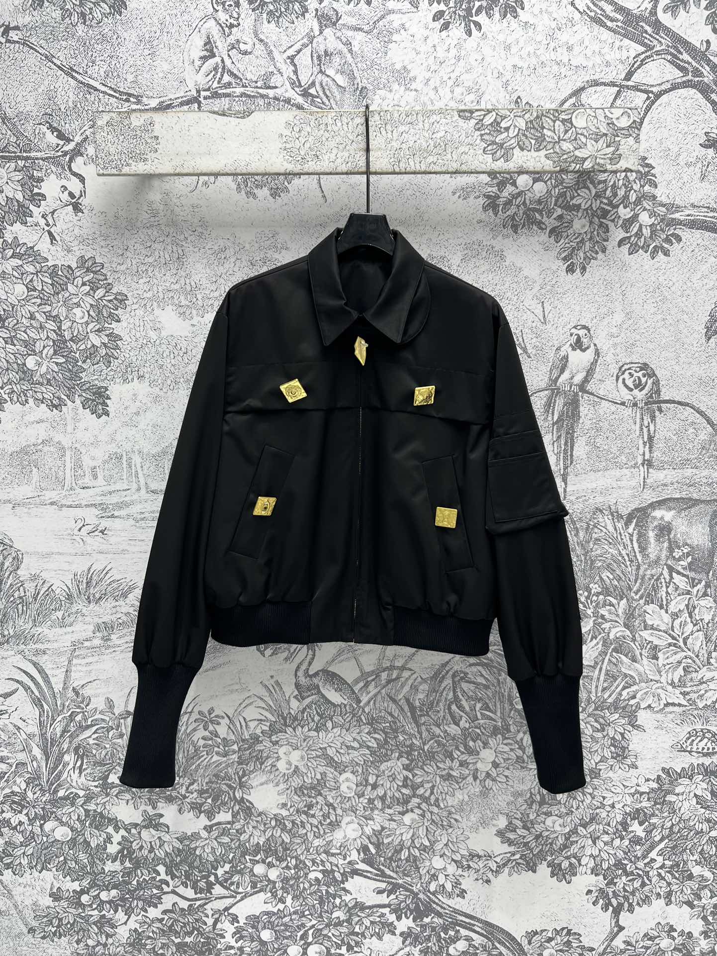 NO:313984,New early spring style, special-shaped buttoned black lapel jacket, three-dimensional tailoring, hard style, easy to wear tone, elastic thread design for any body, excellent inclusiveness, short style, perfectly divided body proportions, easy to match, versatile items for important casual occasions, one color, three codes, SML,, jackets & coats, jackets & coats, alexander wang19860909早春新款 异形扣装饰黑色翻领夹克外套 立体剪裁 硬挺的版型轻松穿出高级调性 衣袖松紧螺纹设计 任何身材都可 包容性超赞 气质短款版型 上身完美分割身材比例 轻松搭配 休闲重要场合通吃的百搭单品 一色三码 SML,,jackets & coats,jackets & coats,alexander wang,Women's clothing