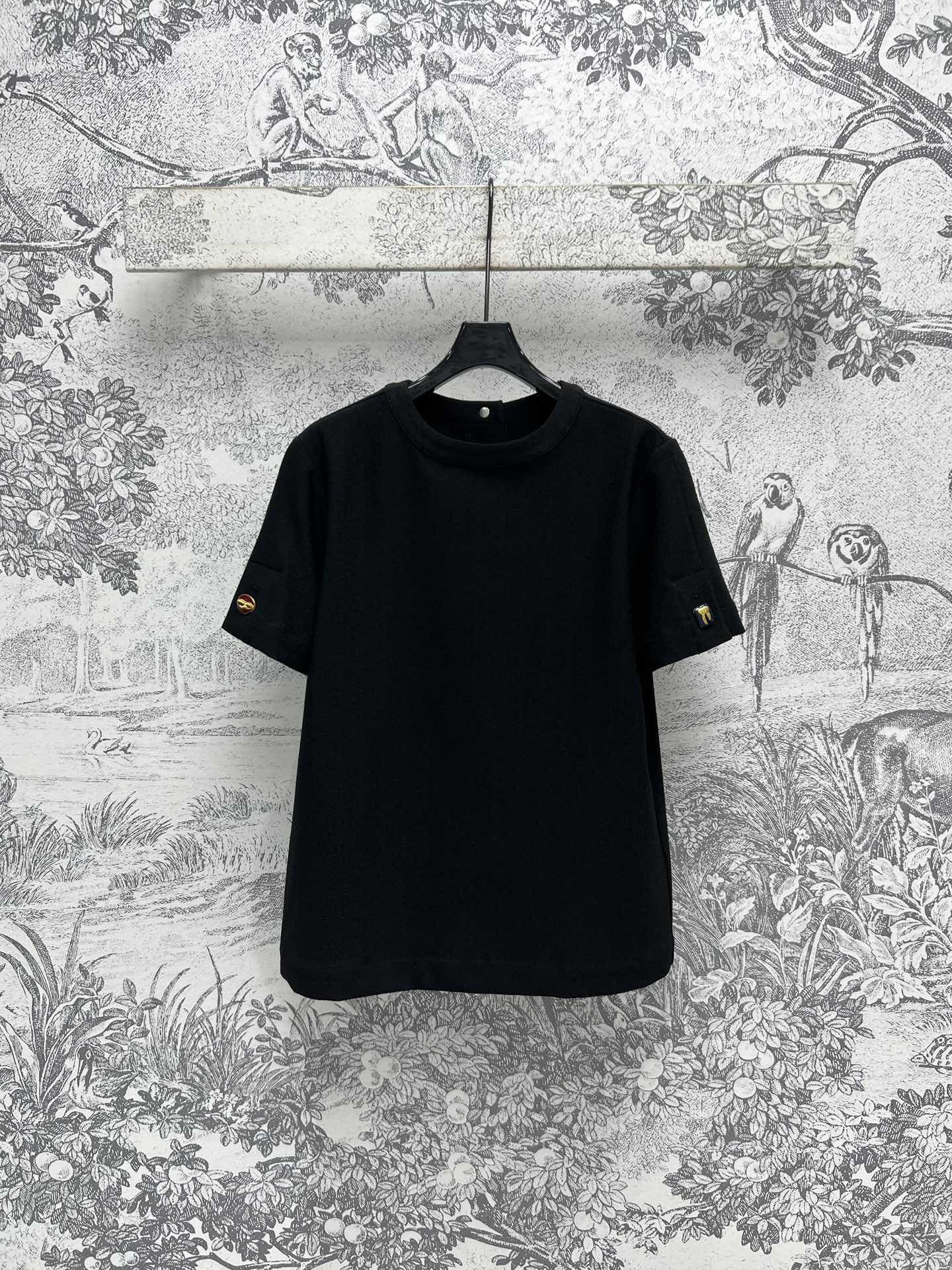 NO:313982,New early spring style, round neck back metal single-breasted short-sleeved T-shirt, everyday classic style, super versatile, solid color simple and high-end, back single-breasted design, solid color upper body versatile, not picky, any item can be matched, two colors and three codes, SML, T-shirt,tees, t-shirt,alexander wang19860909早春新款 圆领后背金属单排扣短袖T恤 日常经典的款式 超级百搭 纯色简约高级 后背单排扣设计感十足 纯色上身百搭不挑人 任何单品都可搭配 两色三码 SML,,T-shirt,tees，t-shirt,alexander wang,Women's clothing