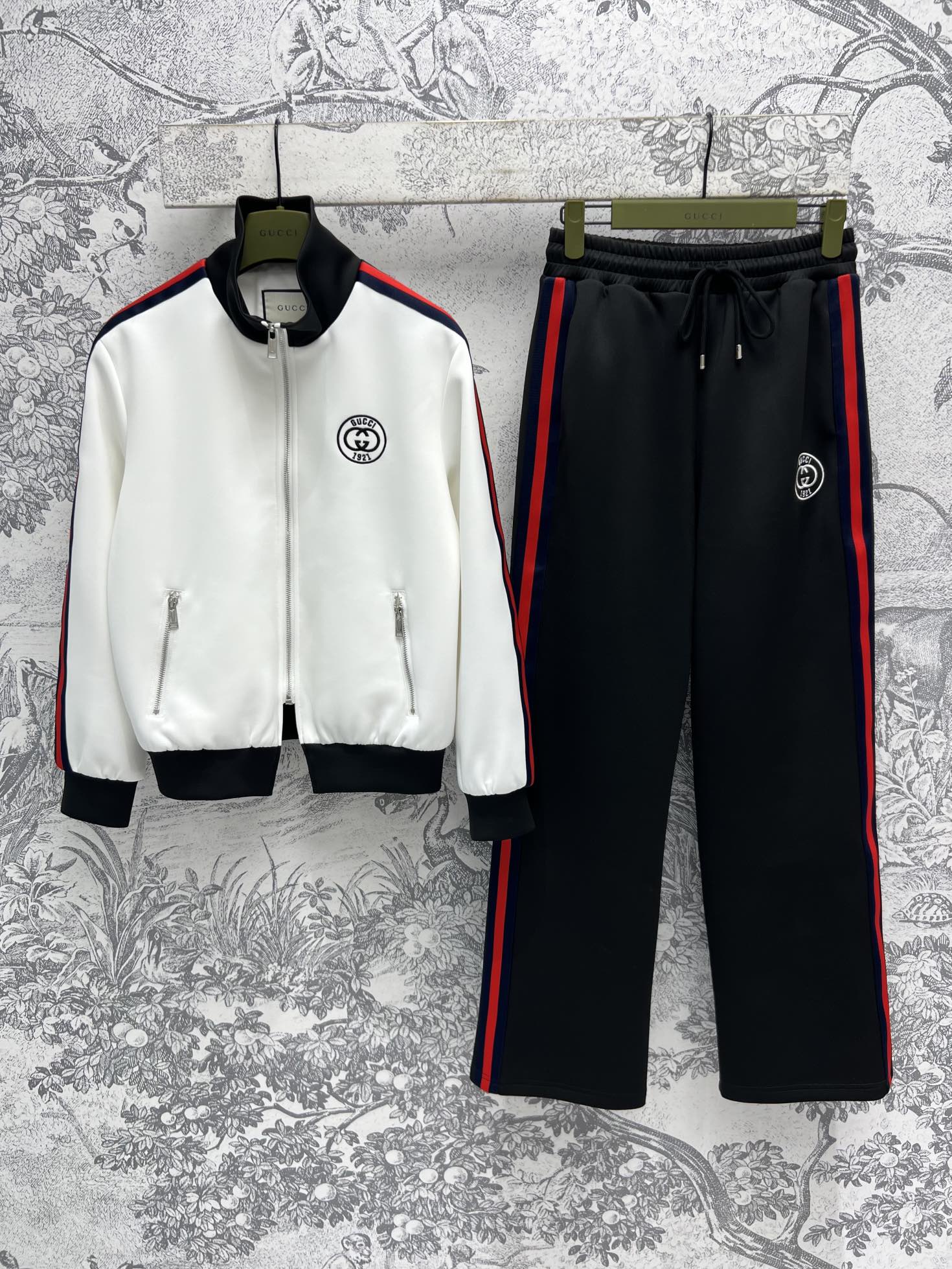 NO:313980,G Home 25 early spring new style casual sports suit contrasting color stand collar jacket   high-waist casual pants Classic embroidery embellishment highlights the brand's charm Contrast color stand collar The hem and cuffs echo the side red webbing logo Classic looking and looking atmospheric and fashionable A set of upper body sports and leisure and age-reducing daily laziness outfits one color and three codes SML, gucci, jackets & coats, alexander wang19860909G家 25早春新款 休闲运动套装 撞色立领外套 高腰休闲裤 经典的刺绣logo点缀 彰显品牌魅力 撞色立领 衣摆和袖口相呼应 侧边红织带标识 经典耐看大气时髦 一套上身运动休闲又减龄 日常出街运动懒人穿搭一色三码 SML,,gucci,jackets & coats,alexander wang,Women's clothing