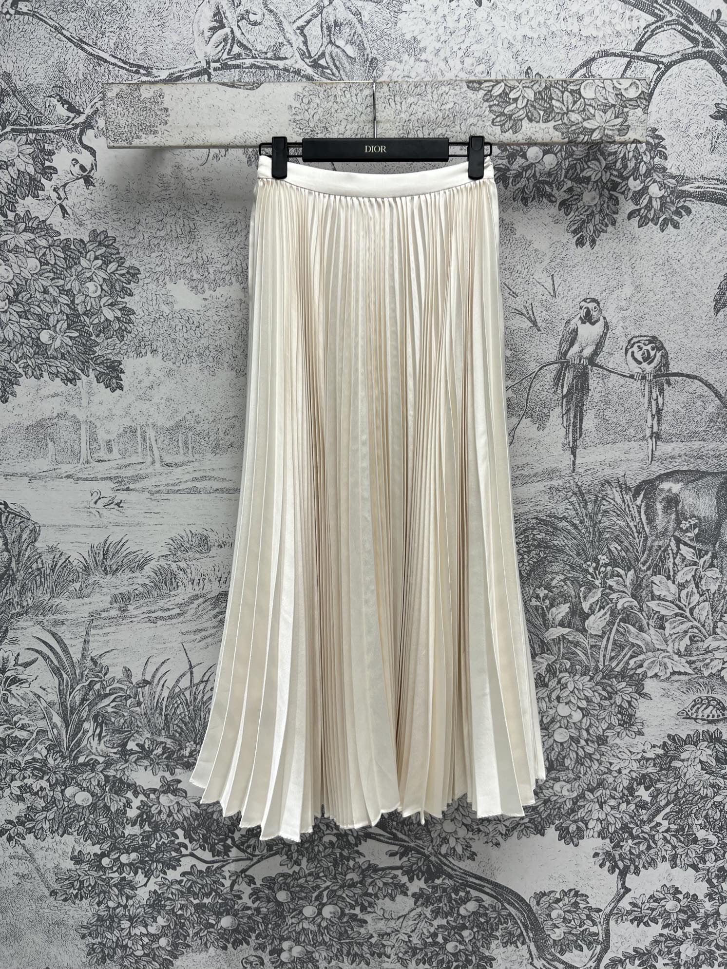 NO:313995,D Home 25 Early Spring New Pleated Half-length Skirt Very versatile and age-reducing items High-waisted A-line large skirt High-temperature pleated three-dimensional skirt The upper body comes with flowing and agility, it looks good with all kinds of tops Two colors and three codes SML,,dior, skirts,alexander wang19860909D家 25早春新款 百褶半身长裙 非常百搭减龄的单品 高腰a字大裙摆 高温压褶的立体裙摆 上身自带飘逸灵动 搭配各种上衣都好看 两色三码 SML,,dior,skirts,alexander wang,Women's clothing