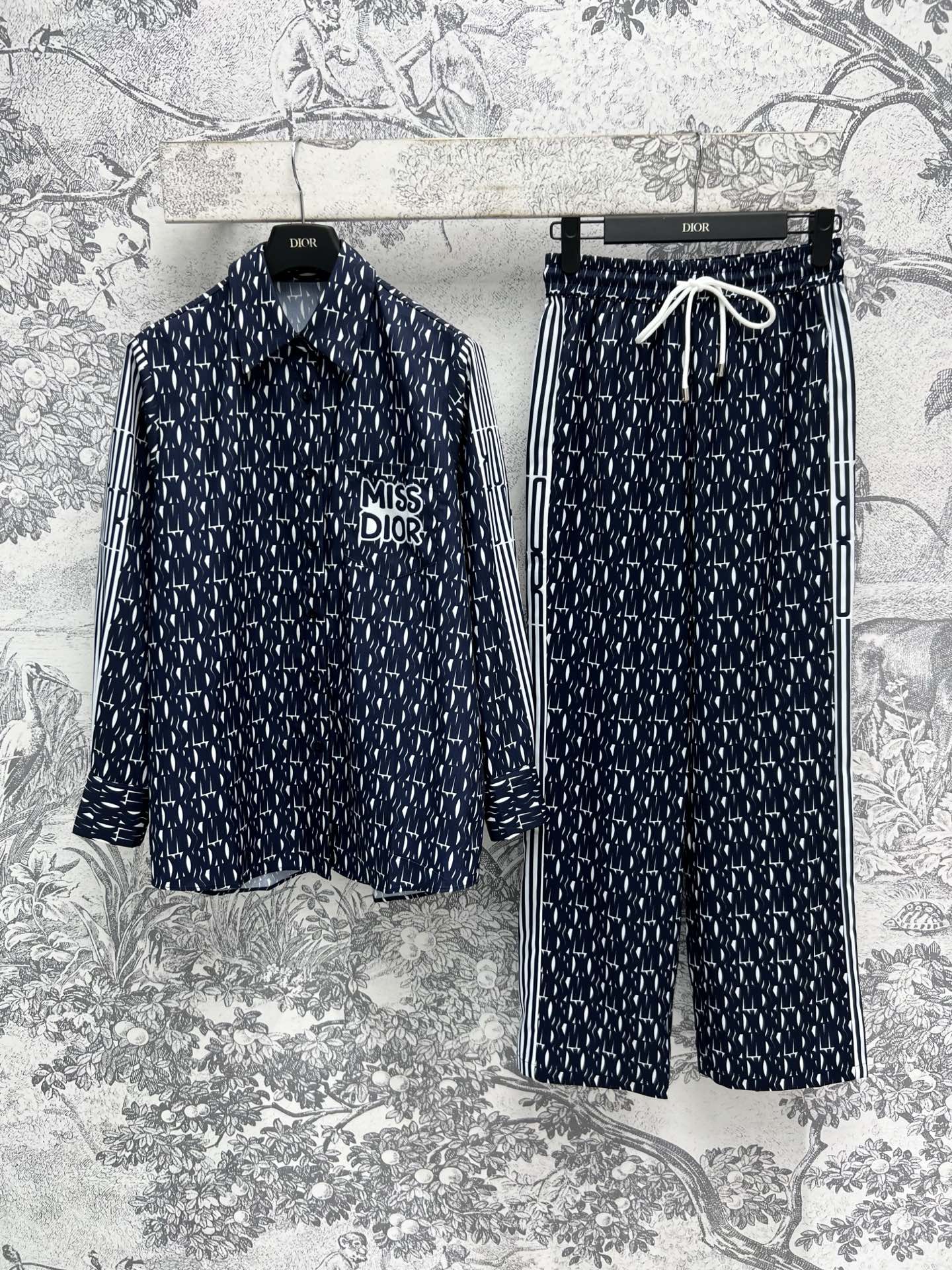 NO:315365,Shirt pants D home 25 early spring new style full-size D letter printed shirt elastic casual pants lapel shirt jacket with elastic straight pants side webbing splicing design A set of top-fitting handsome, fashionable and stylish fashionable casual suit Full-size letters have super high recognition and easy to get fashionable style Every day casual exercise can be sold separately SML, dior, jackets & coats,shirts,alexander wang19860909衬衫裤子D家 25早春新款 全幅D字母印花衬衫松紧休闲裤 翻领衬衫外套搭配松紧直筒裤 侧边织带拼接设计 一套上身帅气又时髦有型 时髦休闲套装 全幅字母拥有超高辨识度并且轻松get到时髦范 日常休闲运动都可以 可分开出售一色三码 SML,,dior,jackets & coats,shirts,alexander wang,Women's clothing