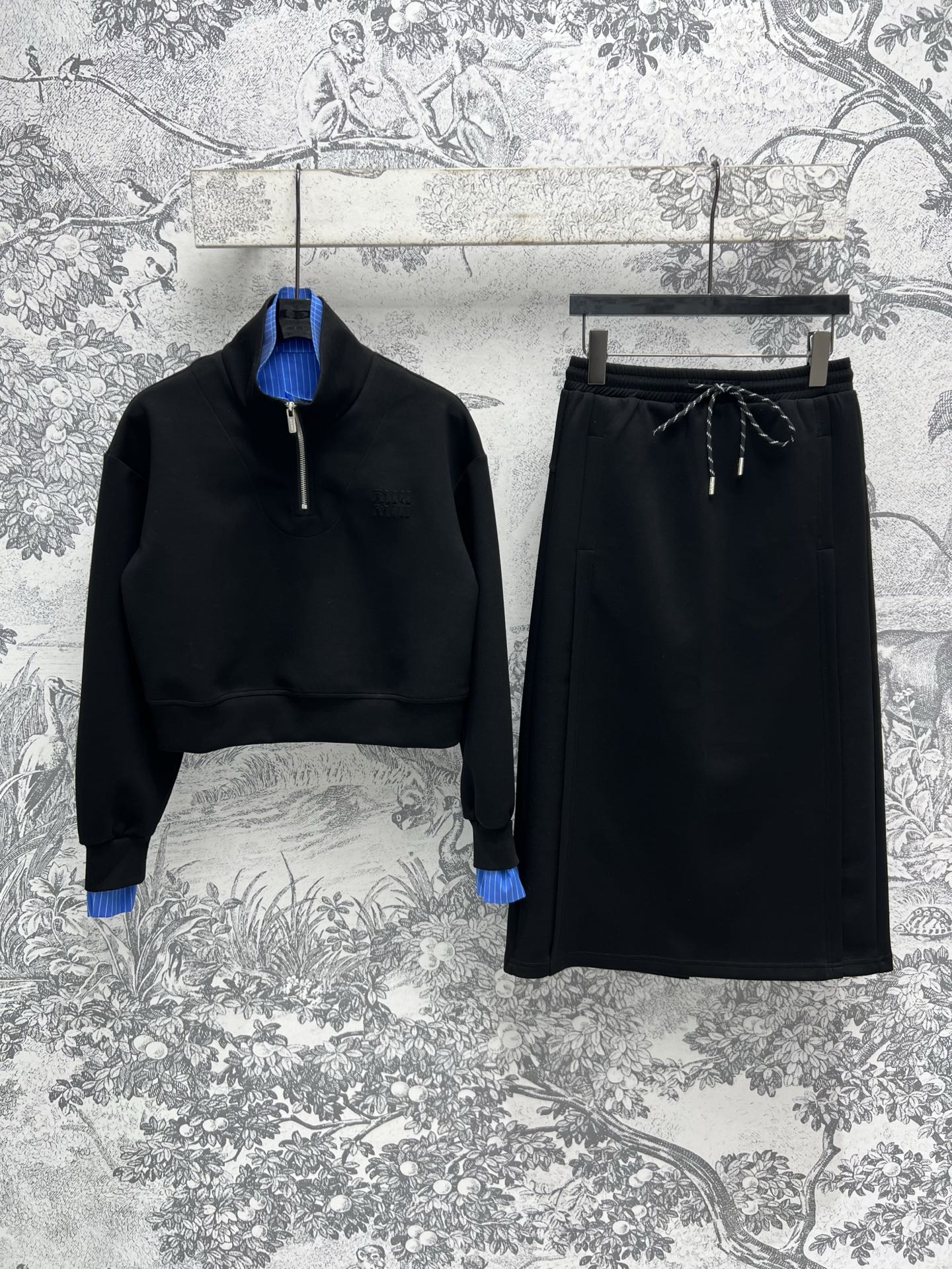 NO:315369,Miu 25 early spring new model, fake two-piece stand-up collar half-zipper jacket   high-waist skirt, casual upper body, lazy and casual, good-looking, detachable collar, contrasting blue striped fake two-piece design, eye-catching in one second, short top paired with high-waist skirt, a set of top body makes it look taller and thin, with a fashionable aura, every day, one set to go out, easy to grasp, casual and freer to reduce the age of a girl, one color three codes SML,,miumiu, skirts, jackets & coats,alexander wang19860909Miu 25早春新款 假两件立领半拉链外套 高腰半身裙 上身休闲 慵懒随性好看 可拆卸衣领 撞色蓝条纹假两件设计 一秒的吸睛抢镜 短款上衣搭配高腰半裙 一套上身显高显瘦绝绝子自带时髦气场 日常出街一套搞定 轻松拿捏 随性自在减龄少女感 一色三码 SML,,miumiu,skirts,jackets & coats,alexander wang,Women's clothing