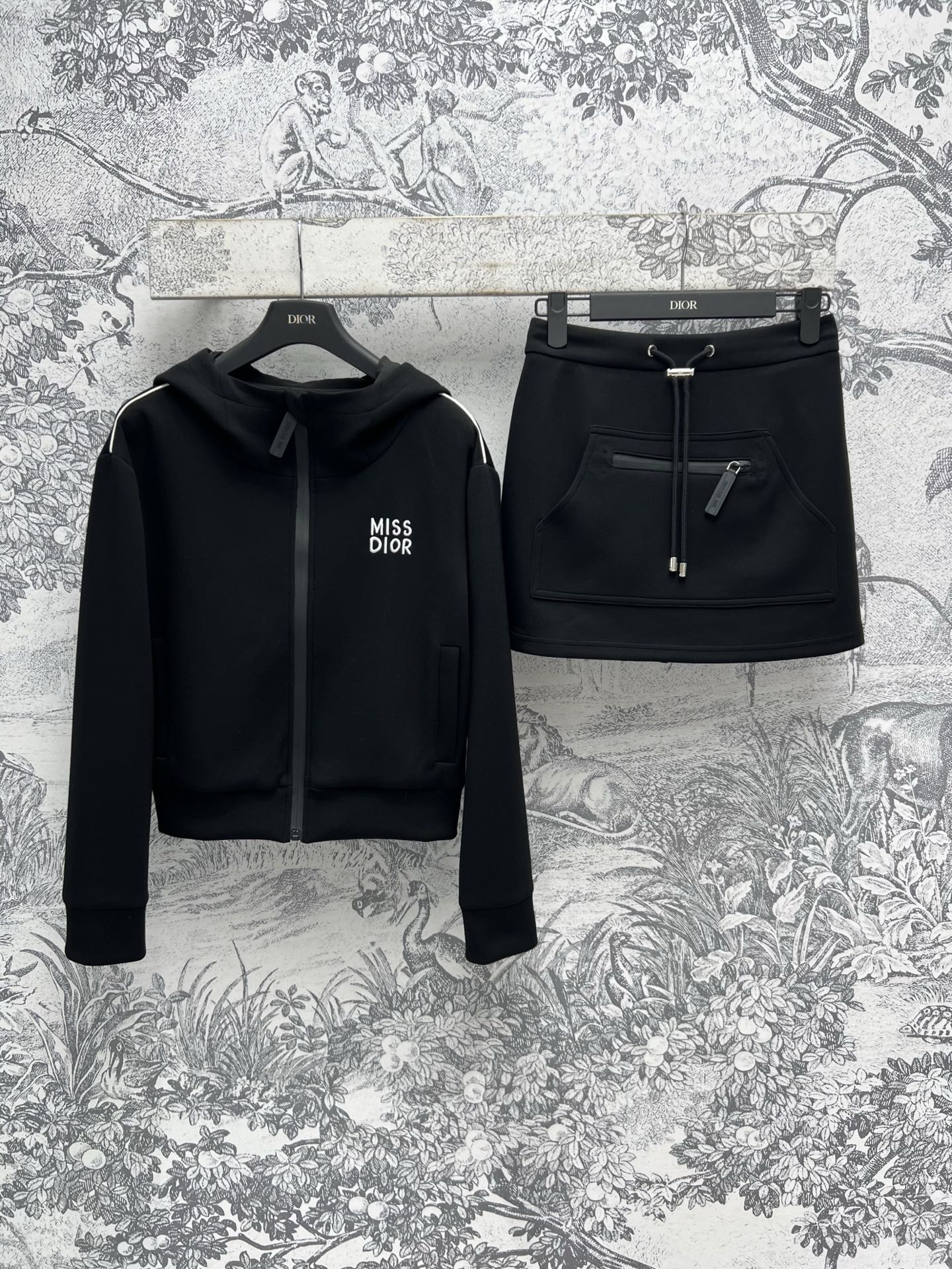 NO:315373,D Home 25 early spring new style, hooded casual suit for lazy people, hooded top   elastic skirt, casual and lazy and fashionable, this set is very recommended, you can be used for daily or exercise, loose and versatile, not picky, showing the youthful and energetic atmosphere of age reduction, contrasting color logo on the chest, printed pattern, simple and high-end solid color, durable and practical, casual and versatile, not picky, one color, three codes SML,,dior, skirts,hats,alexander wang19860909D家 25早春新款 懒人必备款连帽休闲套装 连帽上衣 松紧半身裙 休闲慵懒兼备时髦 这套很推荐 日常或者运动都可以 版型宽松百搭不挑人 彰显减龄青春活力气息胸前撞色logo 印花图案 简约高级的纯色耐看实穿 休闲百搭不挑人 一色三码 SML,,dior,skirts,hats,alexander wang,Women's clothing