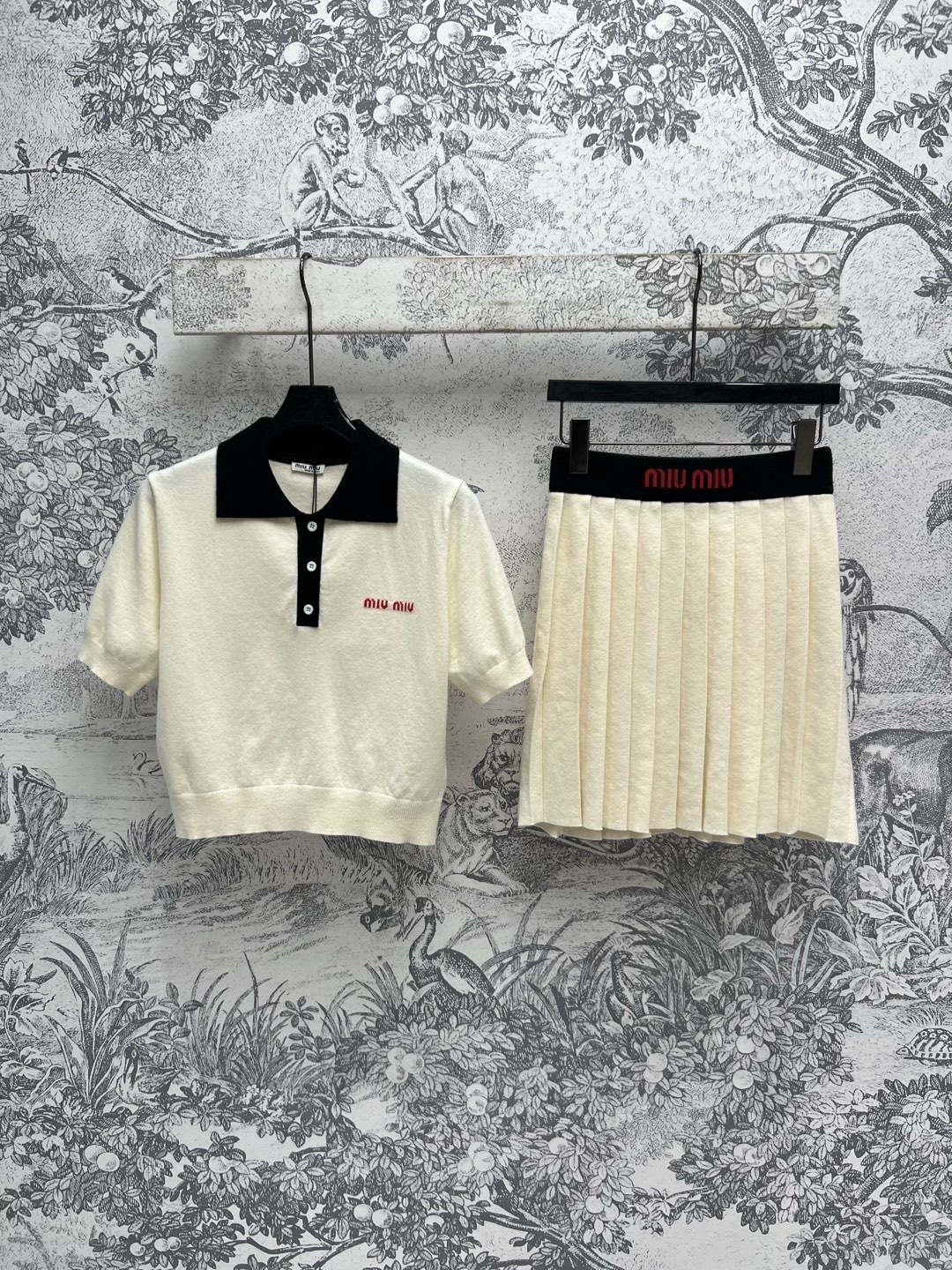 NO:315358,Miu 25 early spring new style, college girl style outfit, contrasting letter knitted skirt, contrasting striped logo trim, upper body personality, eye-catching embroidered letter logo pattern, low-key and fashionable, contrasting Polo neck short top style with high waist pleated skirt, modifying curves to cover flesh to make you look slimming, age-reducing girlish temperament, it is also very good to match with the same series of tops, two colors and three sizes SML,,miumiu, skirts,alexander wang19860909Miu 25早春新款 学院少女风穿搭 撞色字母针织套裙 撞色条纹logo饰边 上身个性吸睛 刺绣字母logo图案 低调又时髦 撞色Polo领短款上衣版型搭配高腰百褶裙 修饰曲线遮肉显瘦 减龄少女气质拉满 搭配同系列上衣也很不错 两色三码 SML,,miumiu,skirts,alexander wang,Women's clothing