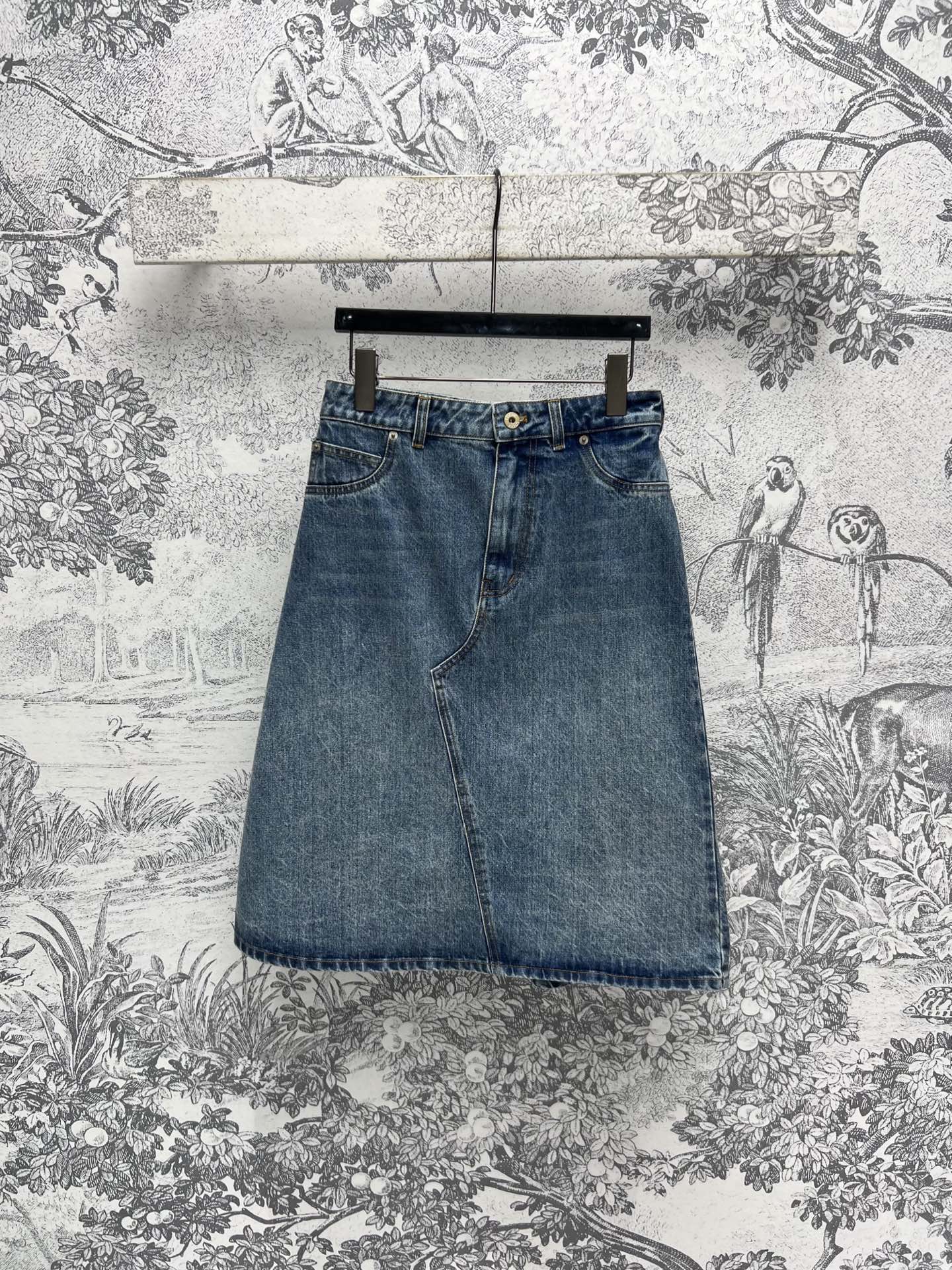 NO:315364,LW 25 early spring new style retro denim series denim jacket   high-waist shorts   skirt   bay knife jeans Retro washing denim fabric comfortable and skin-friendly temperament versatile style sweet and cool super fashionable logo leather brand embellishment, style is not picky, any body shape can be controlled, a series of matching is very suitable, daily casual street photography is OK, one color three codes SML,, skirts, shorts, jeans, jackets & coats, jackets & coats, alexander wang19860909LW 25早春新款 复古牛仔系列 牛仔夹克外套 高腰短裤 半身裙 湾刀牛仔裤 复古洗水牛仔面料 舒适亲肤 气质百搭款可甜可酷超时髦 logo皮牌点缀 版型不挑人 任何身形都可驾驭 一系列搭配都很合适 日常休闲街拍都OK 一色三码 SML,,skirts,shorts,jeans,jackets & coats,jackets & coats,alexander wang,Women's clothing