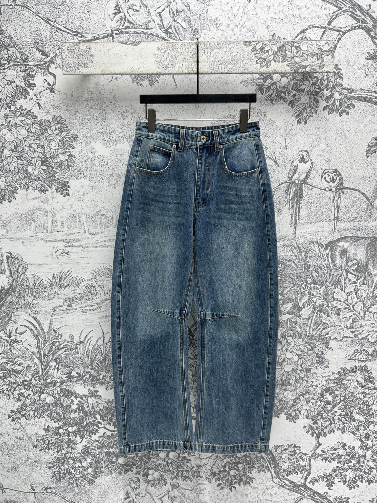 NO:315366,LW 25 early spring new style retro denim series denim jacket   high-waist shorts   skirt   bay knife jeans Retro washing denim fabric comfortable and skin-friendly temperament versatile style sweet and cool super fashionable logo leather brand embellishment, style is not picky, any body shape can be controlled, a series of matching is very suitable, daily casual street photography is OK, one color three codes SML,, skirts, shorts, jeans, jackets & coats, jackets & coats, alexander wang19860909LW 25早春新款 复古牛仔系列 牛仔夹克外套 高腰短裤 半身裙 湾刀牛仔裤 复古洗水牛仔面料 舒适亲肤 气质百搭款可甜可酷超时髦 logo皮牌点缀 版型不挑人 任何身形都可驾驭 一系列搭配都很合适 日常休闲街拍都OK 一色三码 SML,,skirts,shorts,jeans,jackets & coats,jackets & coats,alexander wang,Women's clothing