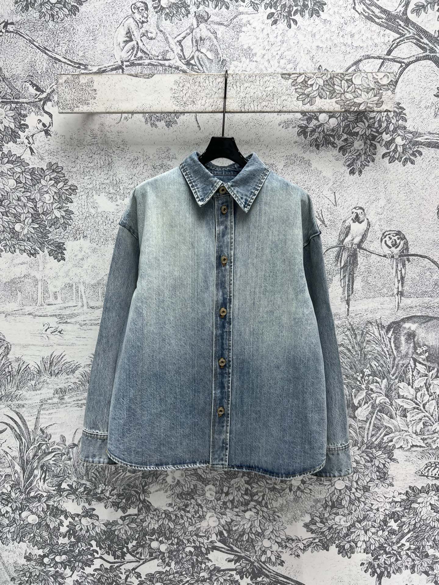 NO:315368,LW 25 early spring new model hollow logo gradient denim shirt jacket uses wash water pure cotton gradient denim fabric, which feels very delicate and comfortable, and can easily wear it to the blogger's fashionable style. It is super practical and lazy and casual. It is versatile and not picky. The sleeve hollow logo decoration is loosely tailored. It is a model that hides the flesh and looks slimming. The upper body can be salty and sweet and shows temperament. One color three codes SM,, jackets & coats,shirts,alexander wang19860909LW 25早春新款 镂空logo渐变牛仔衬衫外套 采用洗水纯棉渐变牛仔面料 手感非常细腻舒适 轻松穿出博主时髦范 实穿性超高 自带慵懒和休闲感 百搭不挑人 衣袖镂空logo装饰 宽松剪裁 属于比较藏肉显瘦的款 上身可盐可甜显气质 一色三码 SM,,jackets & coats,shirts,alexander wang,Women's clothing