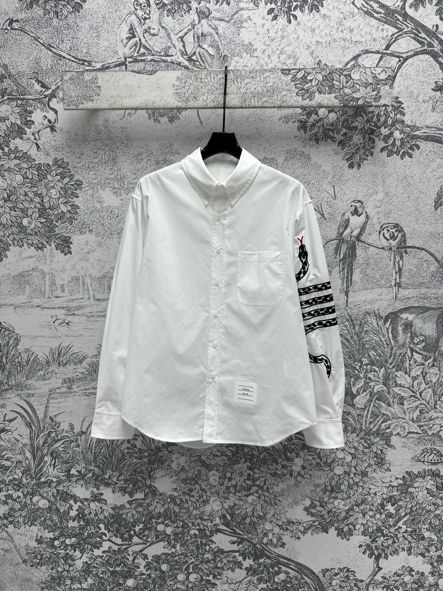 NO:315408,TB Home 25 Early Spring New Style, Snake Year Limited, Zodiac Snake Embroidery Shirts, Heavy-made Hand-Embroidered Zodiac Snake Embellishment Small Lapel Loose Shirts, Top Body Casual and Easy, Full of Personality, Just the right length, A series of versatile items, Daily versatile and fashionable, One color and three codes SML, Shirts, Alexander wang19860909TB家 25早春新款 蛇年限定 生肖蛇刺绣衬衫 重工手工刺绣生肖蛇点缀 小翻领宽松衬衫 上身休闲随性 个性十足 长度也恰到好处 一系列百搭单品 日常百搭又时髦 一色三码 SML,,shirts,alexander wang,Women's clothing