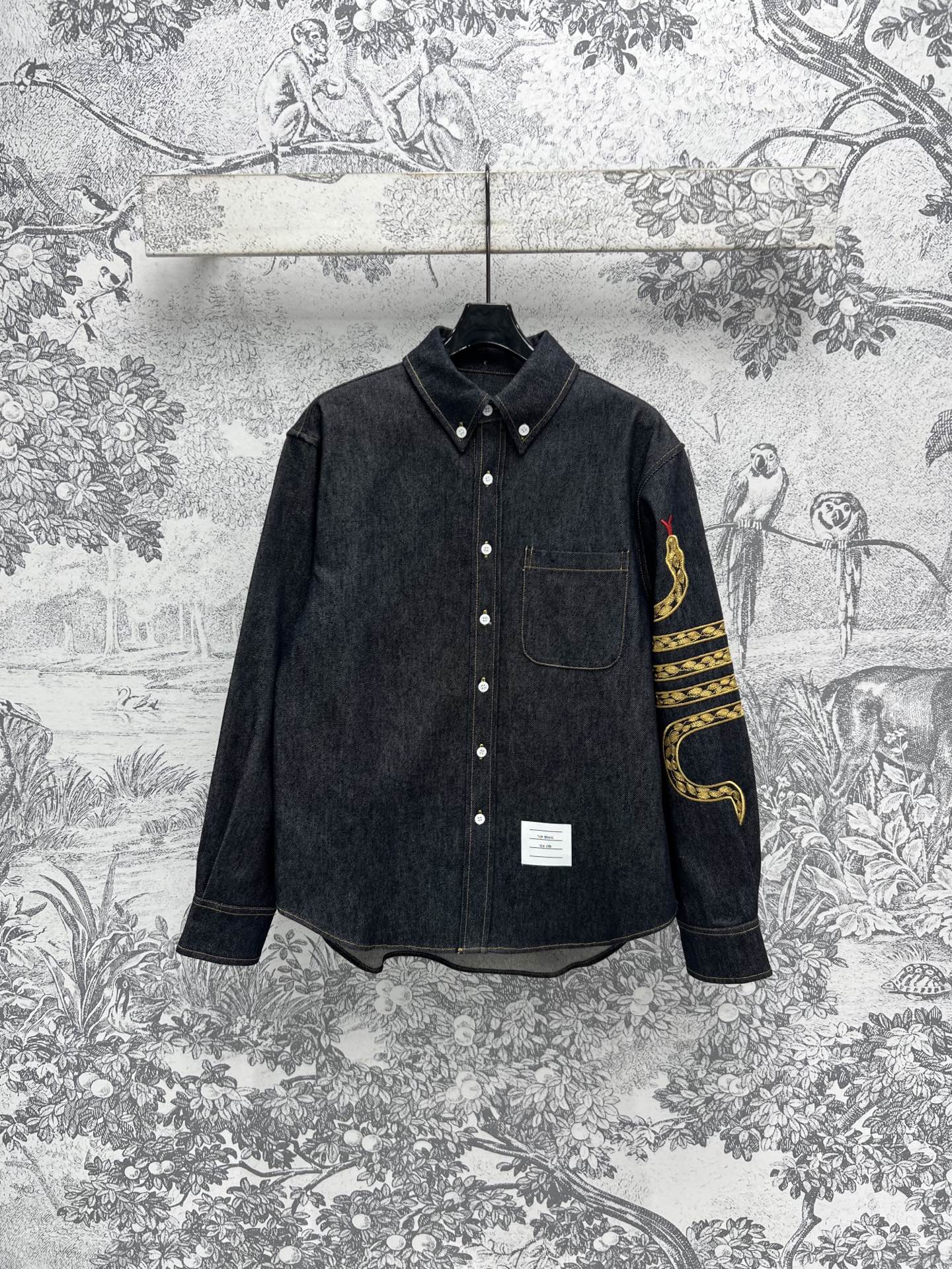 NO:315412,TB Home 25 Early Spring New Model Snake Year Limited Zodiac Snake Embroidery Denim Series Suit Jacket   Lapel Shirt   Pleated Short Skirt   Pleated Skirt Heavy-made Handmade Gold Line Embroidery Zodiac Snake Embellishment Customized Retro Washed Cowboy Fabric A series of top-body casual and casual personality Full of fashionable and age-reducing and fashionable Easily wear to show the youthful vitality of a young girl Reducing age Three Codes SML, Skirts, Jackets & Coats, Shirts, Alexander wang19860909TB家 25早春新款 蛇年限定 生肖蛇刺绣牛仔系列 西服外套 翻领衬衫 百褶短裙 百褶半身裙 重工手工金线刺绣生肖蛇点缀 定制的复古洗水牛仔面料 一系列搭配上身休闲随性 个性十足 时髦减龄又洋气 轻松穿出减龄少女的青春活力感 一色三码 SML,,skirts,jackets & coats,shirts,alexander wang,Women's clothing