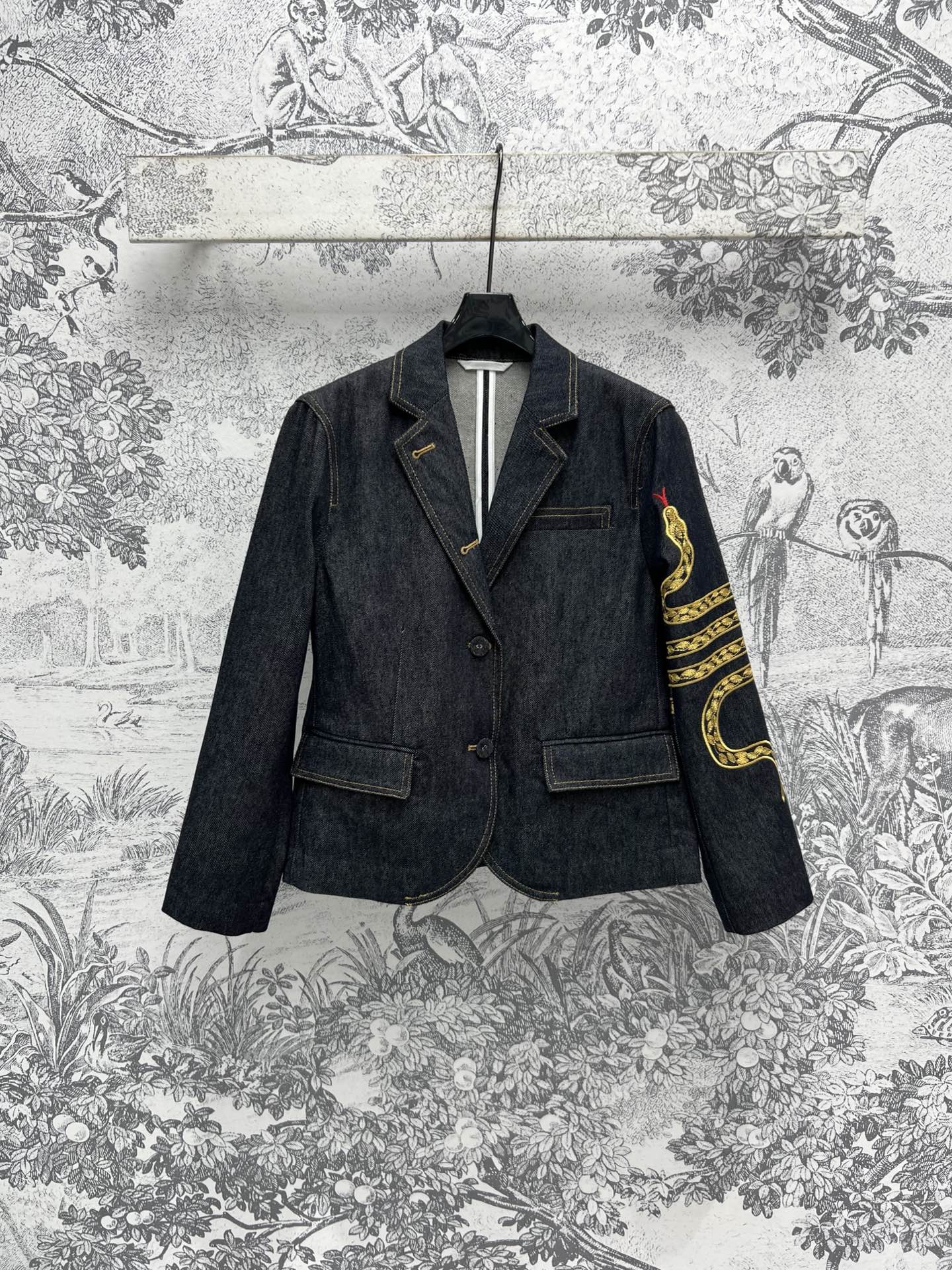 NO:315414,TB Home 25 Early Spring New Model Snake Year Limited Zodiac Snake Embroidery Denim Series Suit Jacket   Lapel Shirt   Pleated Short Skirt   Pleated Skirt Heavy-made Handmade Gold Line Embroidery Zodiac Snake Embellishment Customized Retro Washed Cowboy Fabric A series of top-body casual and casual personality Full of fashionable and age-reducing and fashionable Easily wear to show the youthful vitality of a young girl Reducing age Three Codes SML, Skirts, Jackets & Coats, Shirts, Alexander wang19860909TB家 25早春新款 蛇年限定 生肖蛇刺绣牛仔系列 西服外套 翻领衬衫 百褶短裙 百褶半身裙 重工手工金线刺绣生肖蛇点缀 定制的复古洗水牛仔面料 一系列搭配上身休闲随性 个性十足 时髦减龄又洋气 轻松穿出减龄少女的青春活力感 一色三码 SML,,skirts,jackets & coats,shirts,alexander wang,Women's clothing