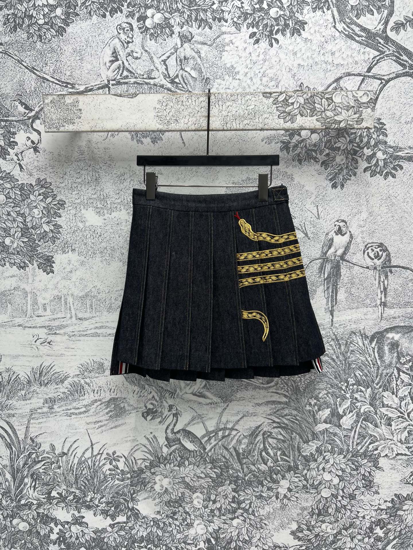 NO:315416,TB Home 25 Early Spring New Model Snake Year Limited Zodiac Snake Embroidery Denim Series Suit Jacket   Lapel Shirt   Pleated Short Skirt   Pleated Skirt Heavy-made Handmade Gold Line Embroidery Zodiac Snake Embellishment Customized Retro Washed Cowboy Fabric A series of top-body casual and casual personality Full of fashionable and age-reducing and fashionable Easily wear to show the youthful vitality of a young girl Reducing age Three Codes SML, Skirts, Jackets & Coats, Shirts, Alexander wang19860909TB家 25早春新款 蛇年限定 生肖蛇刺绣牛仔系列 西服外套 翻领衬衫 百褶短裙 百褶半身裙 重工手工金线刺绣生肖蛇点缀 定制的复古洗水牛仔面料 一系列搭配上身休闲随性 个性十足 时髦减龄又洋气 轻松穿出减龄少女的青春活力感 一色三码 SML,,skirts,jackets & coats,shirts,alexander wang,Women's clothing