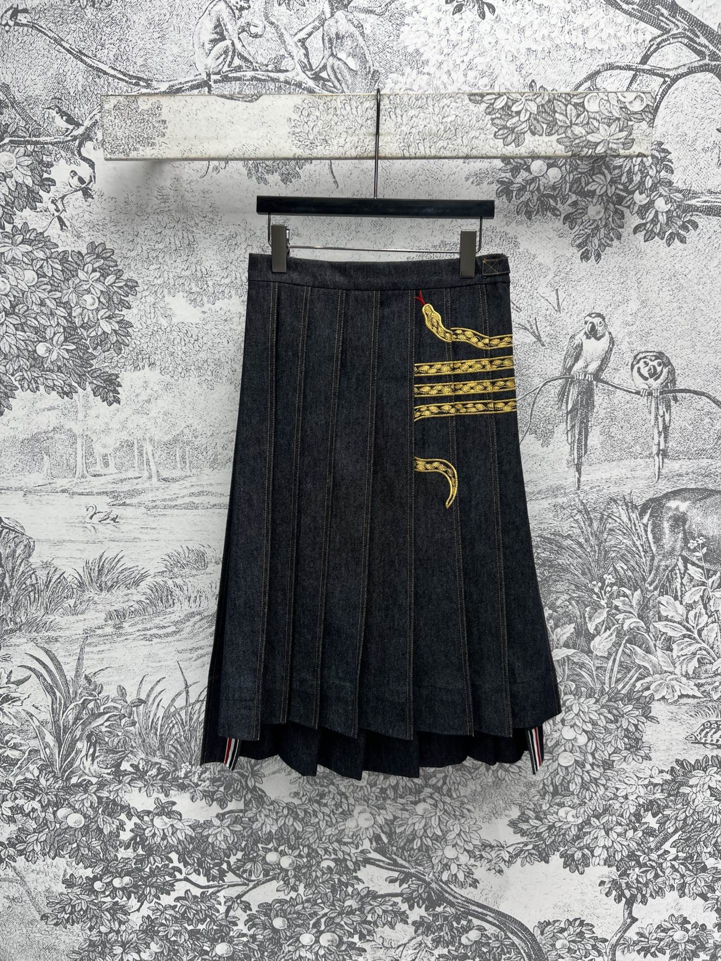 NO:315421,TB Home 25 Early Spring New Model Snake Year Limited Zodiac Snake Embroidery Denim Series Suit Jacket   Lapel Shirt   Pleated Short Skirt   Pleated Skirt Heavy-made Handmade Gold Line Embroidery Zodiac Snake Embellishment Customized Retro Washed Cowboy Fabric A series of top-body casual and casual personality Full of fashionable and age-reducing and fashionable Easily wear to show the youthful vitality of a young girl Reducing age Three Codes SML, Skirts, Jackets & Coats, Shirts, Alexander wang19860909TB家 25早春新款 蛇年限定 生肖蛇刺绣牛仔系列 西服外套 翻领衬衫 百褶短裙 百褶半身裙 重工手工金线刺绣生肖蛇点缀 定制的复古洗水牛仔面料 一系列搭配上身休闲随性 个性十足 时髦减龄又洋气 轻松穿出减龄少女的青春活力感 一色三码 SML,,skirts,jackets & coats,shirts,alexander wang,Women's clothing