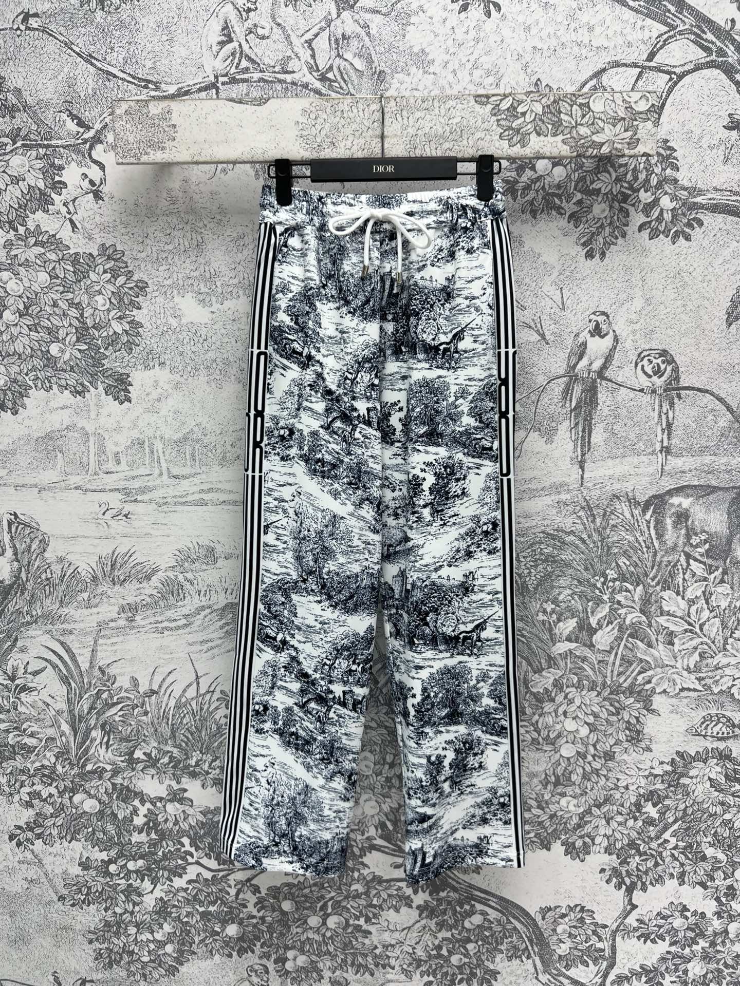NO:315409,D Home 25 Early Spring New Jungle Printed Casual Pants Elastic waist tether design Medium and high waist straight pants style Super long legs Classic jungle print pattern eye-catching and fashionable One color three-code SML, dior, alexander wang19860909D家 25早春新款 丛林印花休闲裤 松紧腰系绳设计 中高腰的直简裤型 版型超显大长腿 经典丛林印花图案吸睛时髦 一色三码 SML,,dior,alexander wang,Women's clothing