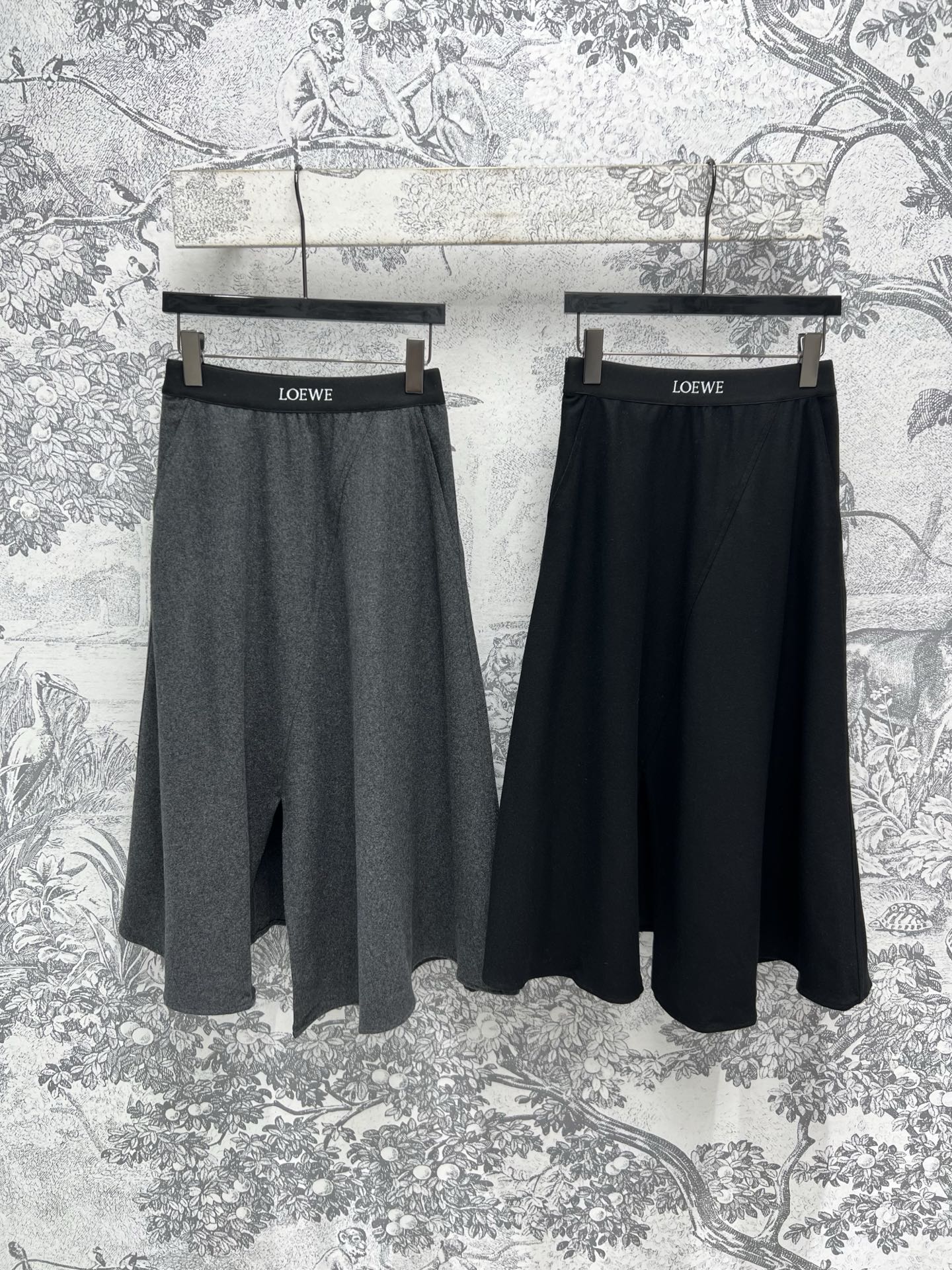 NO:315405,LW 25 early spring new logo webbing high-waist skirt Customized high-end sheep fabric Comfortable and textured upper body Front slit design Waist logo elastic webbing embellishment Classic high-waist umbrella skirt style The upper body covers the flesh and makes you look slim. Any combination looks great. It is definitely a versatile temperament item. Two colors and three codes SML, skirts, alexander wang19860909LW 25早春新款 logo织带高腰半身裙 定制高级羊呢面料 上身舒适有质感 前开叉设计 腰间logo松紧织带点缀 经典高腰伞裙版型 上身遮肉显瘦绝绝子 随便搭配都很好看 绝对是百搭的气质单品 两色三码 SML,,skirts,alexander wang,Women's clothing