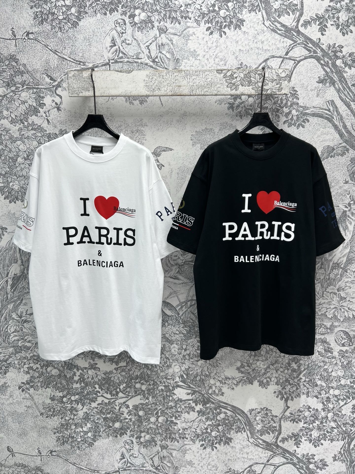 NO:315404,25 early spring new style letter logo short-sleeved T-shirt series short-sleeved T-shirt   loose short-sleeved T-shirt Love letter pattern on chest contrasting letter logo embellishment low-key and fashionable very design sense classic T-shirt loose   short style versatile and not picky, top body slimming, highlighting youthful vitality, essential items for summer outfits, same style for men and women, two colors and three codes SML,, T-shirt,tees, t-shirt,alexander wang1986090925早春新款 字母logo短袖T恤系列 短款短袖T恤 宽松短袖T恤 胸前爱心字母图案 撞色字母logo 点缀 低调又时髦 很有设计感 经典的T恤宽松 短款版型 百搭不挑人 上身显瘦 又凸显青春活力 夏日穿搭必备单品 男女同款 两色三码 SML,,T-shirt,tees，t-shirt,alexander wang,Women's clothing