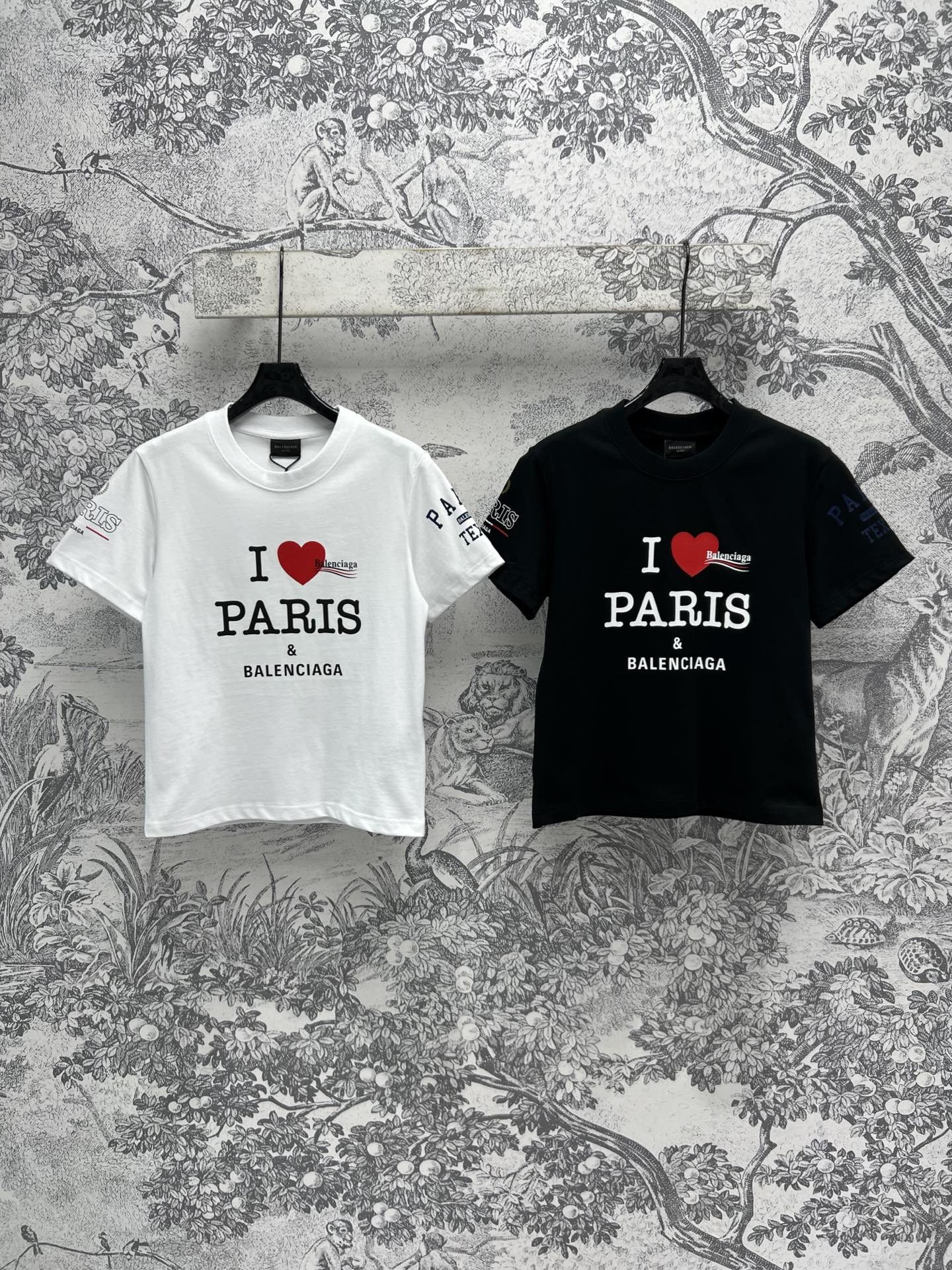 NO:315398,New early spring style letter logo short-sleeved T-shirt series Short-sleeved T-shirt   loose short-sleeved T-shirt Love letter pattern on chest contrasting letter logo embellishment Low-key and fashionable, very design sense Classic T-shirt loose   short style versatile and not picky, top body slimming, highlighting youthful vitality, essential items for summer outfits, same style for men and women, two colors and three codes SML, T-shirt,tees, t-shirt,alexander wang19860909早春新款 字母logo短袖T恤系列 短款短袖T恤 宽松短袖T恤 胸前爱心字母图案 撞色字母logo 点缀 低调又时髦 很有设计感 经典的T恤宽松 短款版型 百搭不挑人 上身显瘦 又凸显青春活力 夏日穿搭必备单品 男女同款 两色三码 SML,,T-shirt,tees，t-shirt,alexander wang,Women's clothing