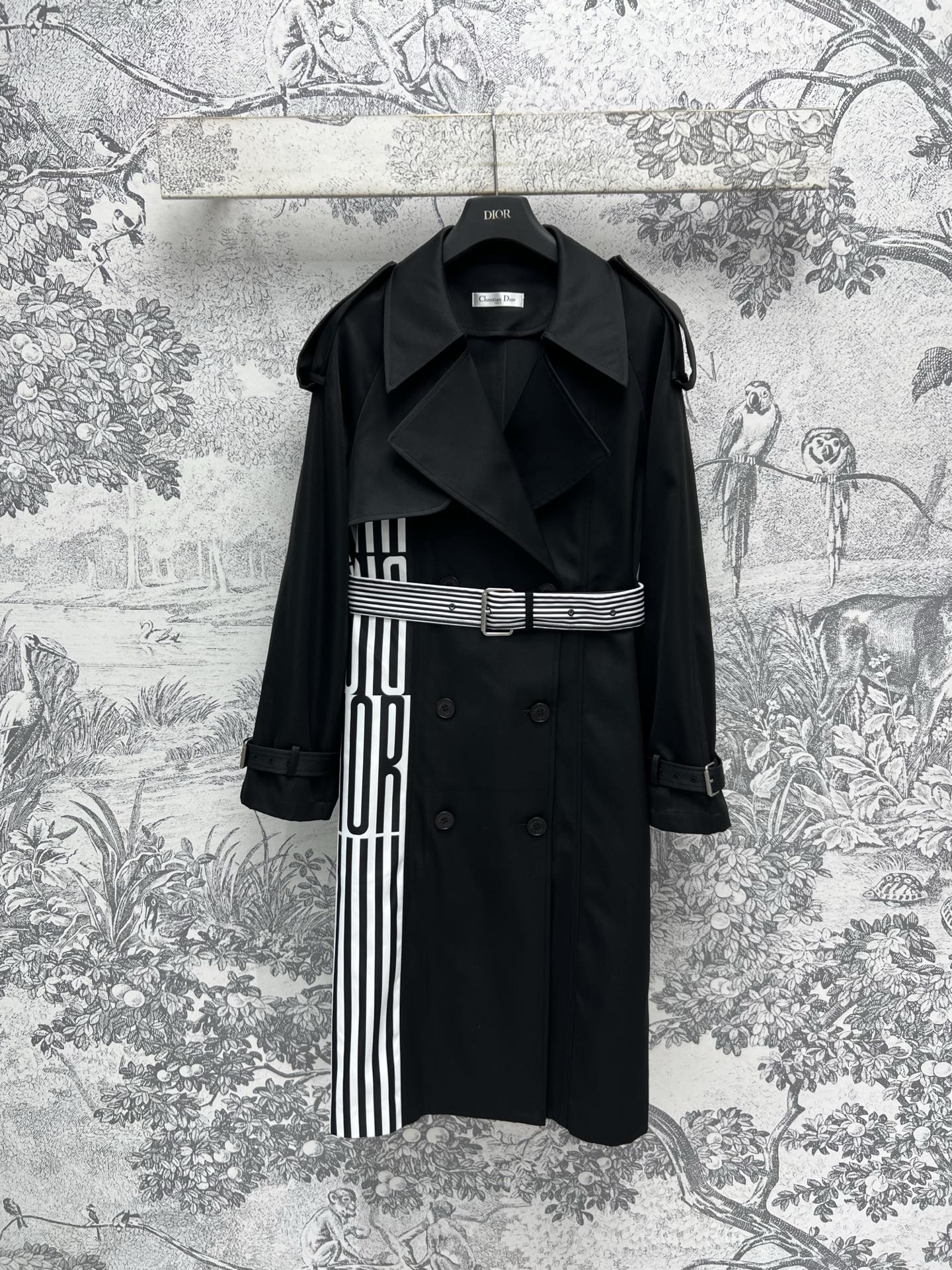 NO:315392,D Home 25 Early Spring New Style Contrast Letter Print Double Breast Trench Coat Jacket Very Special Design Style Double Breasted Mid-length Lapel Double Breasted Medium-length Upper Body Slim and Eye-catching Fashionable The waist is paired with a letter printed cloth belt, full of high-end feeling, one color three-code SML,,dior, jackets & coats,alexander wang19860909D家 25早春新款 撞色字母印花双排扣风衣外套 很特别的设计风格 翻领双排扣中长款 上身显瘦又吸睛时髦 腰间搭配了字母印花本布腰带 高级感十足 一色三码 SML,,dior,jackets & coats,alexander wang,Women's clothing