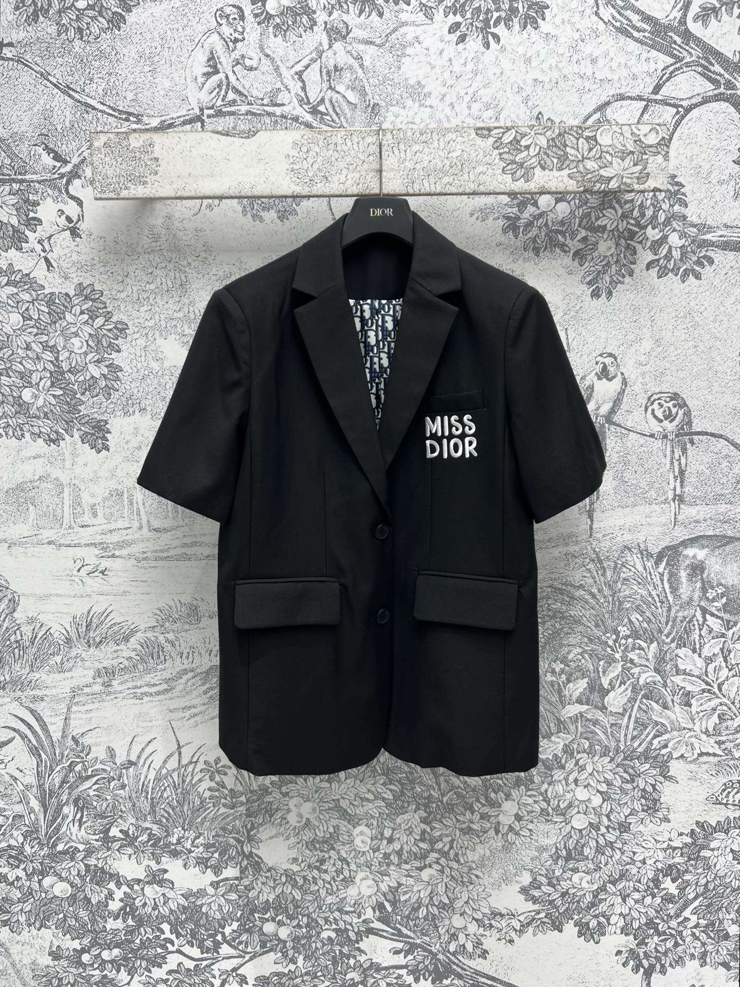 NO:315383,D Home 25 early spring new logo printed short-sleeved suit jacket fashionable and versatile suit jacket The style is very positive, the thickness is moderate, the upper body is crisp, the short-sleeved design is not stuffy in summer, how can you miss the suit in summer commuting? A capable short-sleeved black suit has a cool feeling, smooth and easy to take care of. It is also good to wear a small suspender inside, which can easily show a cool and cool feeling. Daily commuting on the street is very good. One color and three-digit SML,,dior,jackets & coats,T-shirt,business suit,alexander wang19860909D家 25早春新款 logo印花短袖西装外套 时髦百搭的西装外套 版型很正 厚度适中上身不失挺括感 短袖设计夏季也完全不会闷热 夏季通勤怎么能少的了西装呢 干练短袖黑色西装自带清凉感 垂顺丝滑易打理 里面搭配一件小吊带也不错 轻松穿出气质清冷感 日常出街通勤都很不错一色三码 SML,,dior,jackets & coats,T-shirt,business suit,alexander wang,Women's clothing