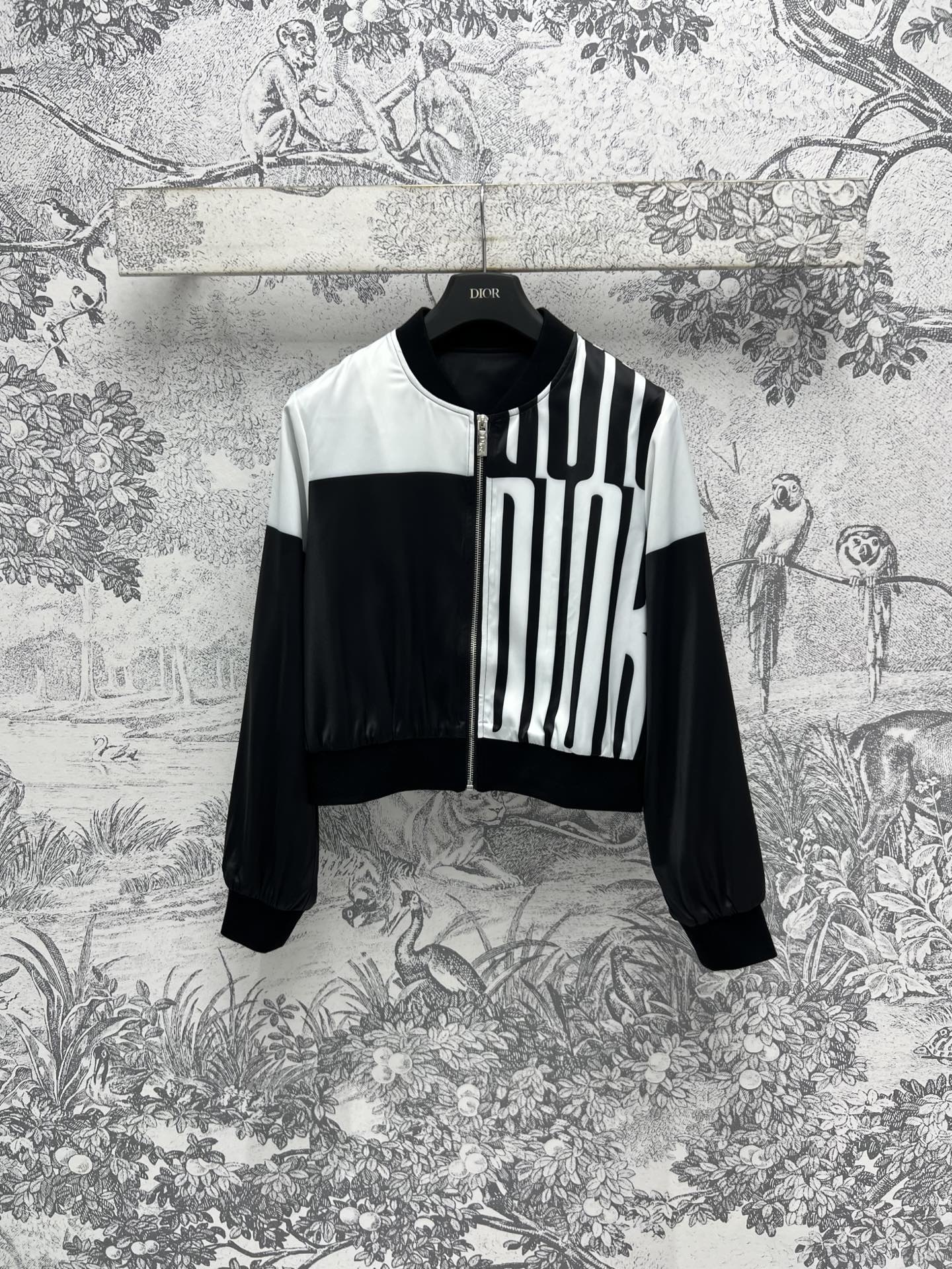 NO:315377,D Home 25 Early Spring New Contrast Printed Jacket Jacket Design Fashionable and unique details and patterns make it the focus of fashion. Lightweight material is comfortable and breathable without limit seasons. Adapt to different styles and occasions. Three codes in one color. SML,,dior, jackets & coats, jackets & coats, alexander wang19860909D家 25早春新款 撞色印花夹克外套 设计时尚独特的细节和图案让它成为时尚的焦点 轻薄材质舒适透气不限季节 适应不同的风格和场合 一色三码 SML,,dior,jackets & coats,jackets & coats,alexander wang,Women's clothing