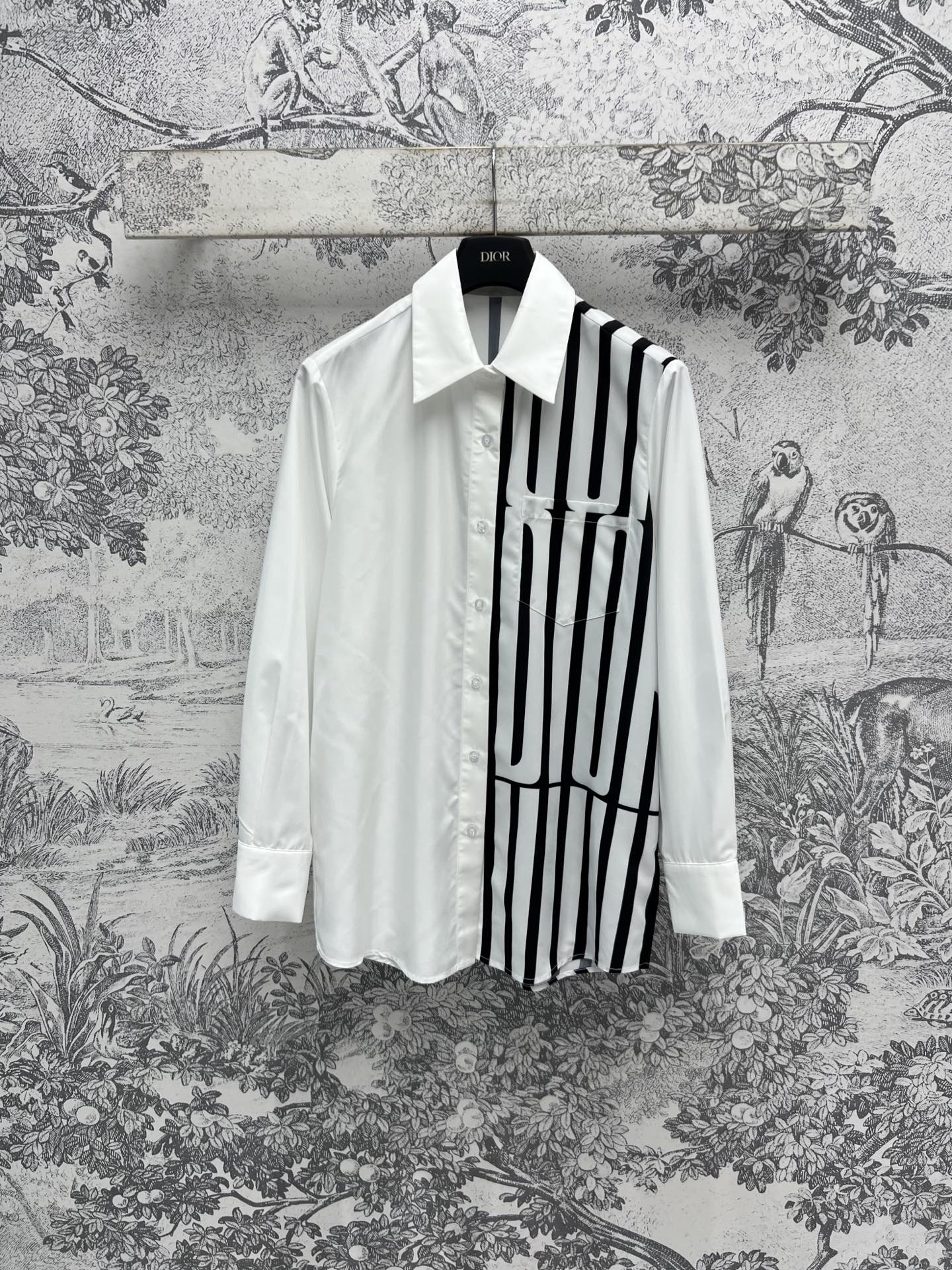 NO:315403,D Home 25 early spring new style D letter printed white shirt, fashionable online, daily wear recommendation, high quality white shirt, high rate of wear, easy to get fashionable style, contrasting color splicing letter pattern design, very eye-catching, slightly loose style, relaxing and not picky, one color three codes SML,,dior,shirts,alexander wang19860909D家 25早春新款 D字母印花白衬衫 时髦感在线 日常穿搭推荐 高品质白衬衫 穿出去出片率很高 轻轻松松Get到时髦范 衣身撞色拼接字母图案设计 很吸睛 微宽松的版型 有松弛感又不挑人 一色三码 SML,,dior,shirts,alexander wang,Women's clothing