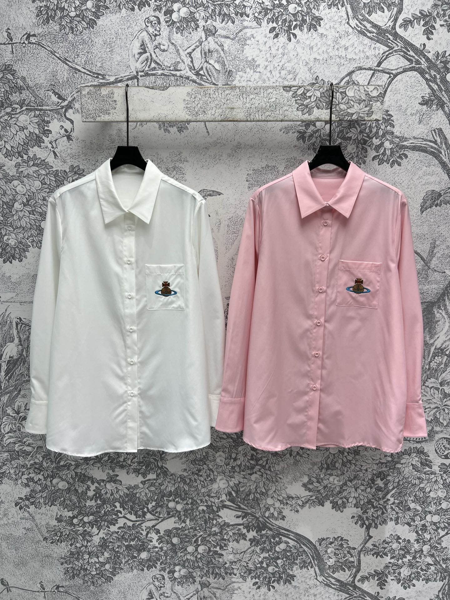 NO:315397,25 early spring new style. Planet embroidery shirt with two wears a fashionable and high-end design. It can be sweet and salty and has a young age-reducing style. Original positioning embroidery. The H loose style with a variety of outfits makes the upper body look slimming. Imported pure cotton fabric has a super texture. Two colors and three codes. SML,,shirts,alexander wang.1986090925早春新款 星球刺绣衬衫外搭两穿设计时髦又高级 可甜可盐气质减龄少女风 原版定位刺绣 演绎多种穿搭的H宽松版型上身巨显瘦 进口纯棉面料质感超赞 两色三码 SML,,shirts,alexander wang,Women's clothing