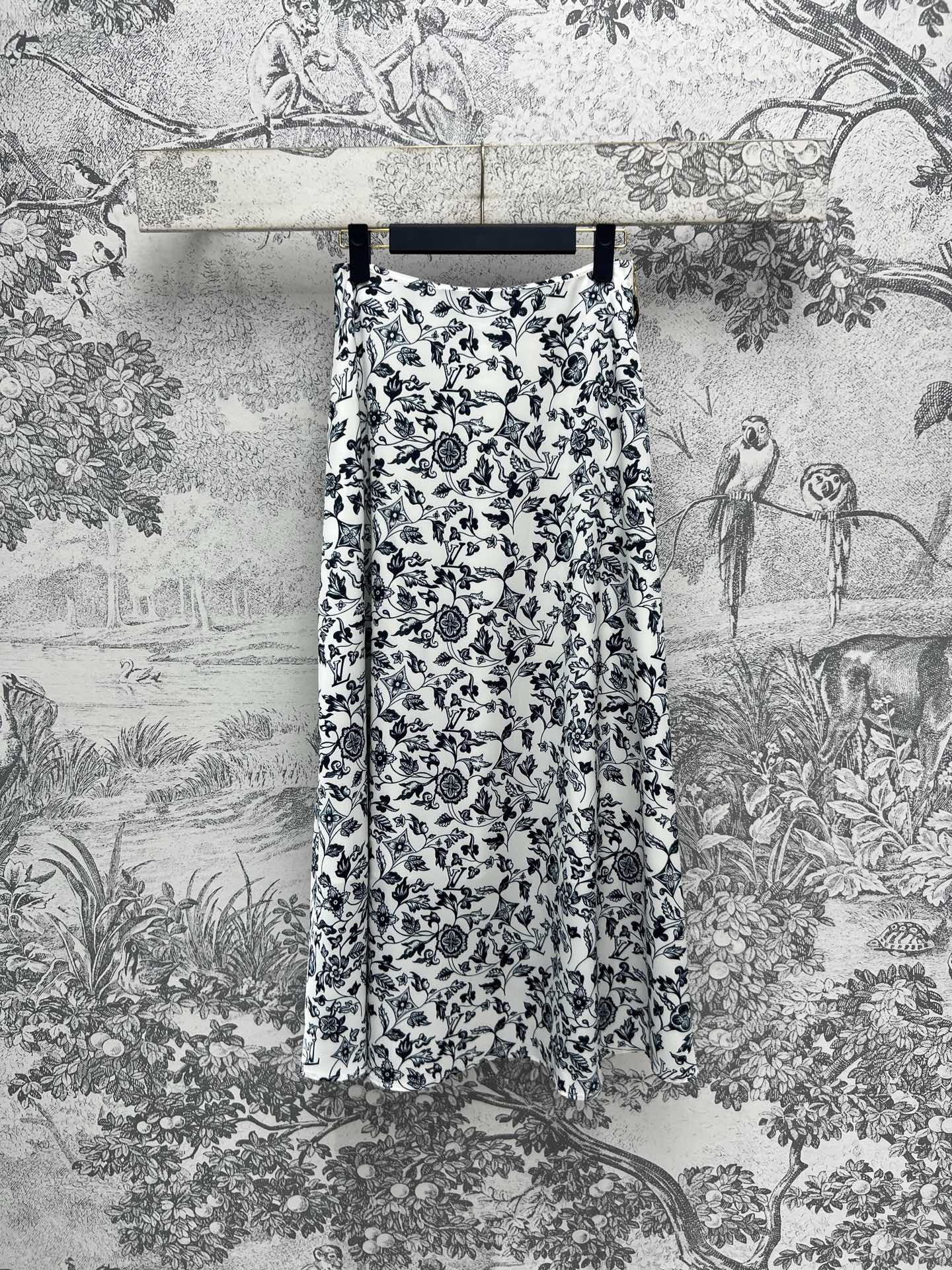 NO:315385,L Home 25 early spring new style, high-waist floral printed skirt, versatile and gentle style, the style is really slimming and covering the flesh. Classic high-waist design, visually lengthening the legs proportions, daily matching atmosphere, easy to grasp the elegant temperament, one color and three codes SML,,louis vuitton, skirts,alexander wang19860909L家 25早春新款 高腰花卉印花半身裙 百搭温柔系 版型真的很显瘦遮肉 经典高腰设计 视觉上拉长腿部比例 日常搭配氛围感拉满 轻松拿捏优雅气质一色三码 SML,,louis vuitton,skirts,alexander wang,Women's clothing